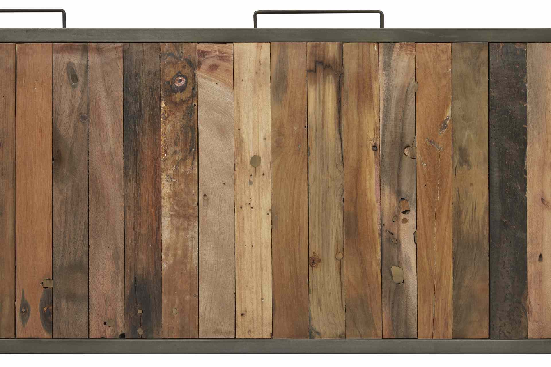 Das TV-Board Nordic überzeugt mit seinem Industriellen Design. Gefertigt wurde es aus Recyceltem Boots Holz, welches einen natürlichen Farbton besitzt. Das Gestell ist aus Metall und hat eine Anthrazit Farbe. Das TV-Board verfügt über drei Schubladen und 