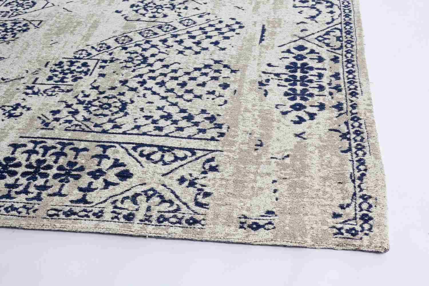 Der Teppich Bombay überzeugt mit seinem klassischen Design. Gefertigt wurde die Vorderseite aus 95% Chenille und 5% Polyester, die Rückseite aus 100% Baumwolle. Der Teppich besitzt einen blauen Farbton und die Maße von 160x230 cm.