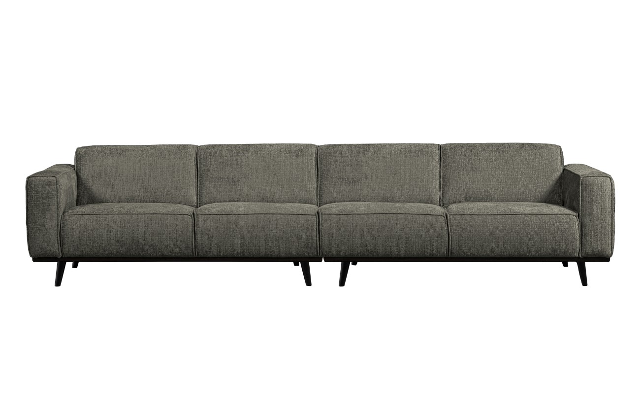 Das Sofa Statement überzeugt mit seinem modernen Stil. Gefertigt wurde es aus Struktursamt, welches einen graugrünen Farbton besitzt. Das Gestell ist aus Birkenholz und hat eine schwarze Farbe. Das Sofa besitzt eine Breite von 372 cm.