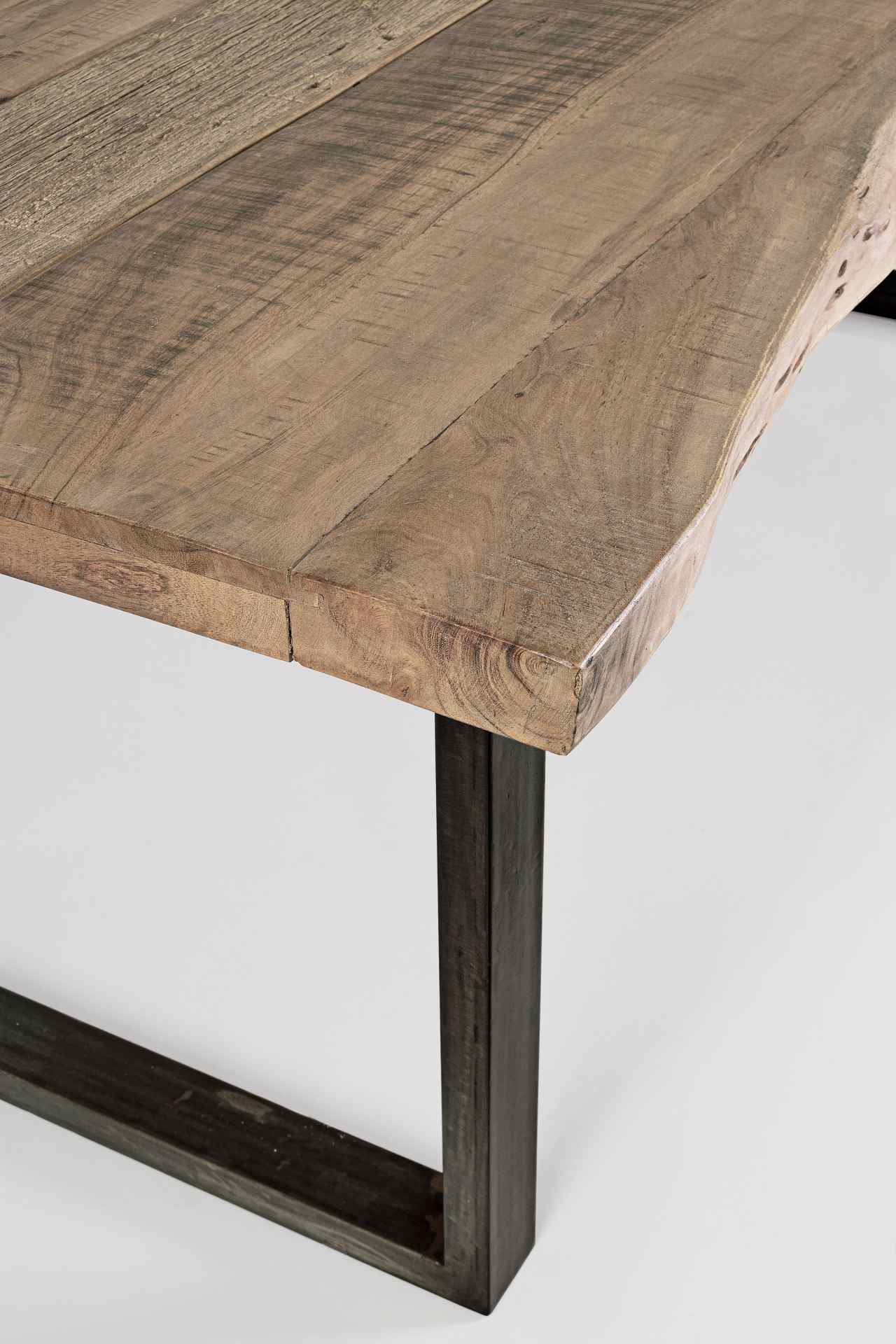 Der Esstisch Nottingham überzeugt mit seinem moderndem Design. Gefertigt wurde er aus Akazienholz, welches einen natürlichen Farbton besitzt. Das Gestell des Tisches ist aus Metall und ist in eine schwarze Farbe. Der Tisch besitzt eine Breite von 220 cm.