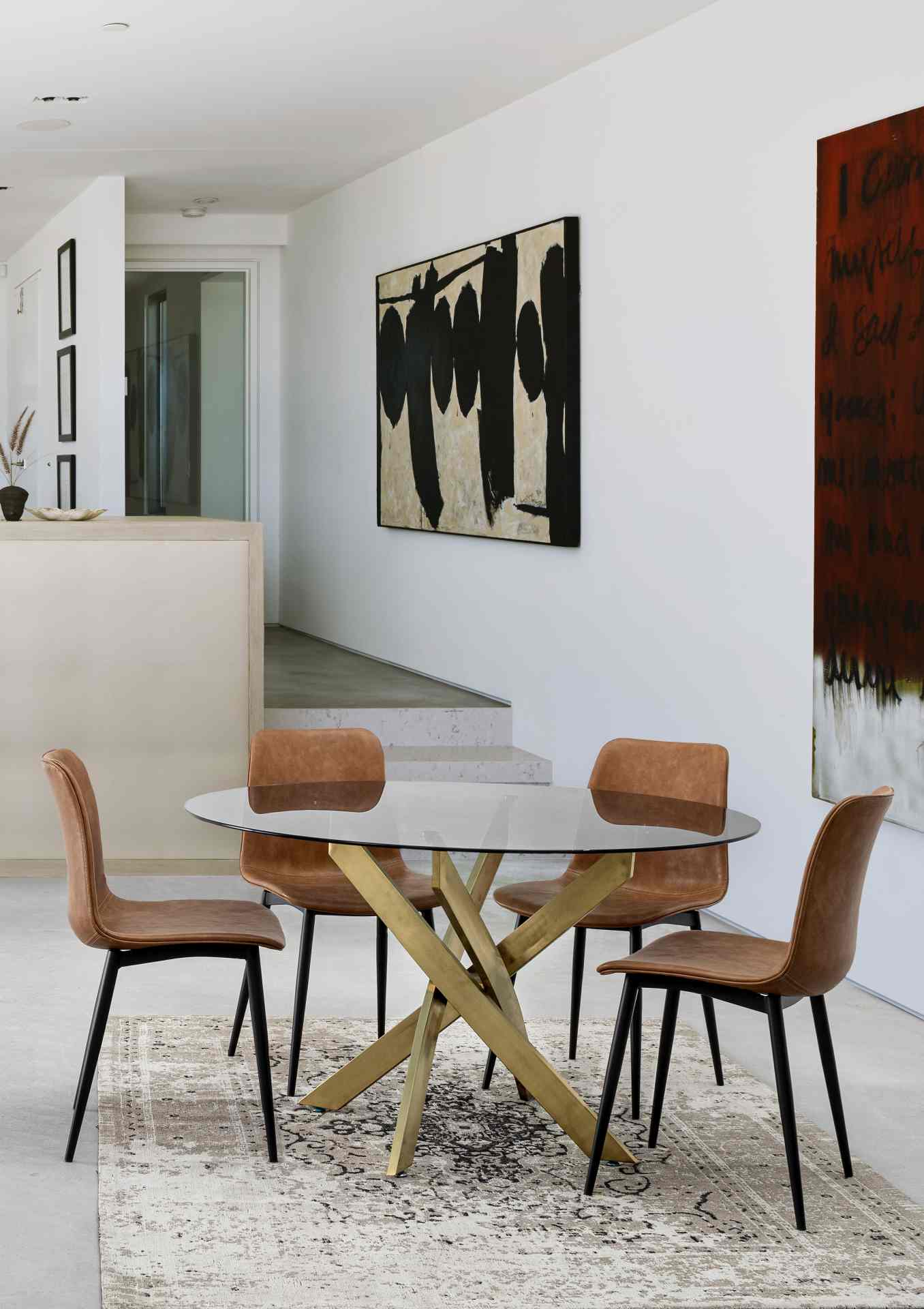 Der Esszimmerstuhl Kyra überzeugt mit seinem modernen Design. Gefertigt wurde der Stuhl aus Kunstleder, welcher einen Cognac Farbton besitzt. Das Gestell ist aus Metall und ist Schwarz. Die Sitzhöhe beträgt 44 cm.