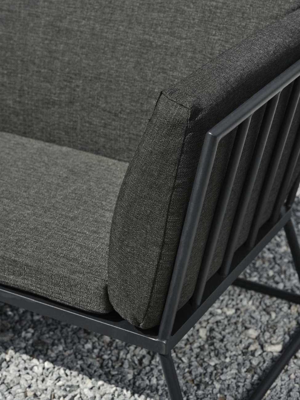 Das Gartensofa Vence überzeugt mit seinem modernen Design. Gefertigt wurde er aus Stoff, welcher einen dunkelgrauen Farbton besitzt. Das Gestell ist aus Metall und hat eine schwarze Farbe. Die Sitzhöhe des Sofas beträgt 43 cm.