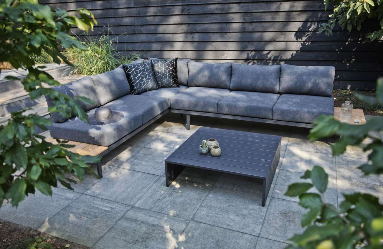 Das Gartenecksofa Orlando überzeugt mit seinem modernen Design. Gefertigt wurde er aus Stoff, welches einen dunkelgrauen Farbton besitzt. Das Gestell ist aus Aluminium und hat eine Anthrazit Farbe. Das Sofa wird inklusive Kissen und Couchtisch geliefert.