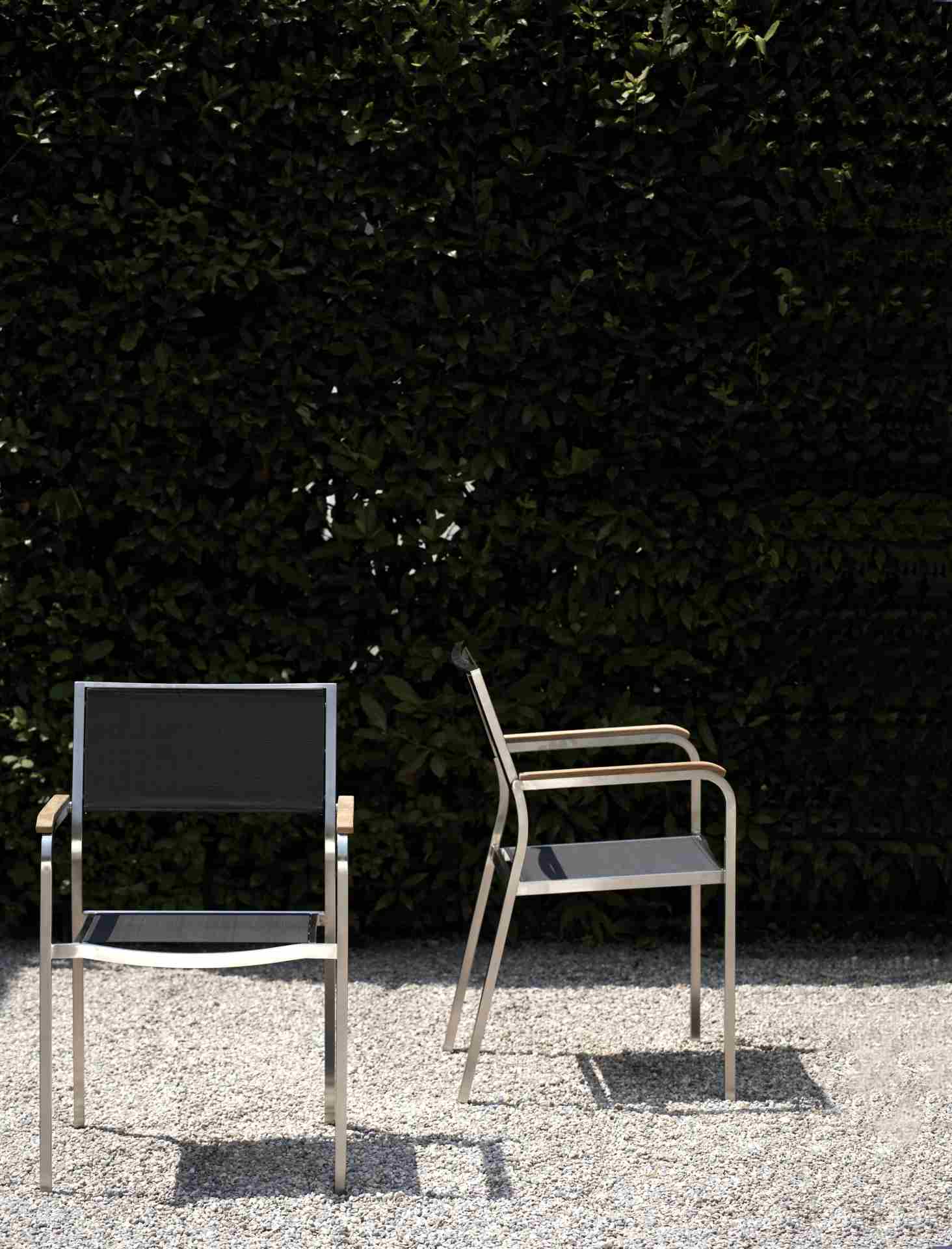 Der Stilvolle und moderne Gartensessel Lux wurde von der Marke Jan Kurtz hergestellt. Die Materialien des Sessels sind Edelstahl und Kunststoff, somit ist der Sessel auch für den Garten-Bereich geeigent. Die Farbe ist Schwarz.