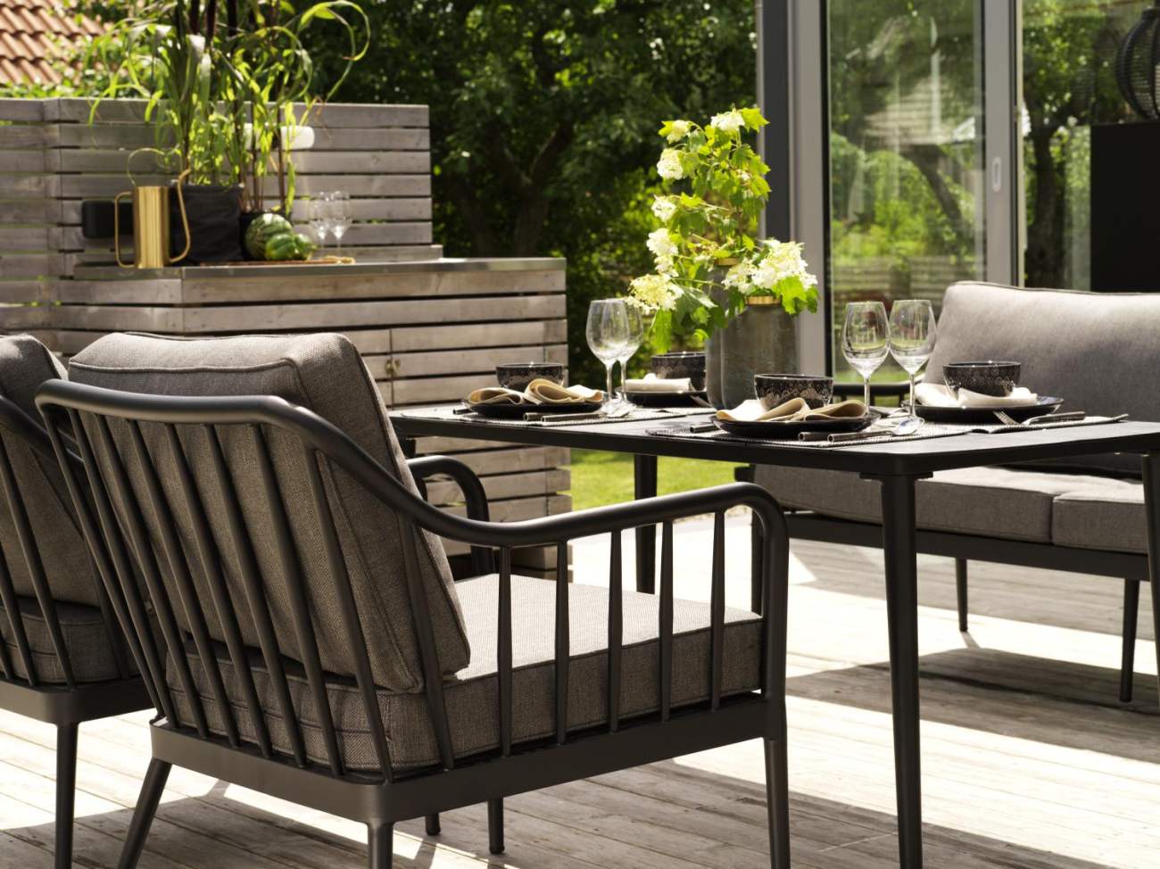 Der Gartensessel Coleville überzeugt mit seinem modernen Design. Gefertigt wurde er aus Metall, welches einen schwarzen Farbton besitzt. Das Gestell ist auch aus Metall. Die Sitzhöhe des Sessels beträgt 48 cm.