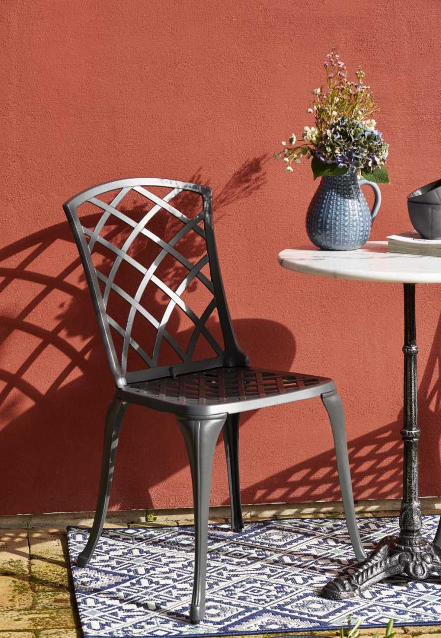 Der Gartenstuhl Arras überzeugt mit seinem modernen Design. Gefertigt wurde er aus Metall, welches einen grauen Farbton besitzt. Das Gestell ist aus Metall und hat eine graue Farbe. Die Sitzhöhe des Sessels beträgt 43 cm.