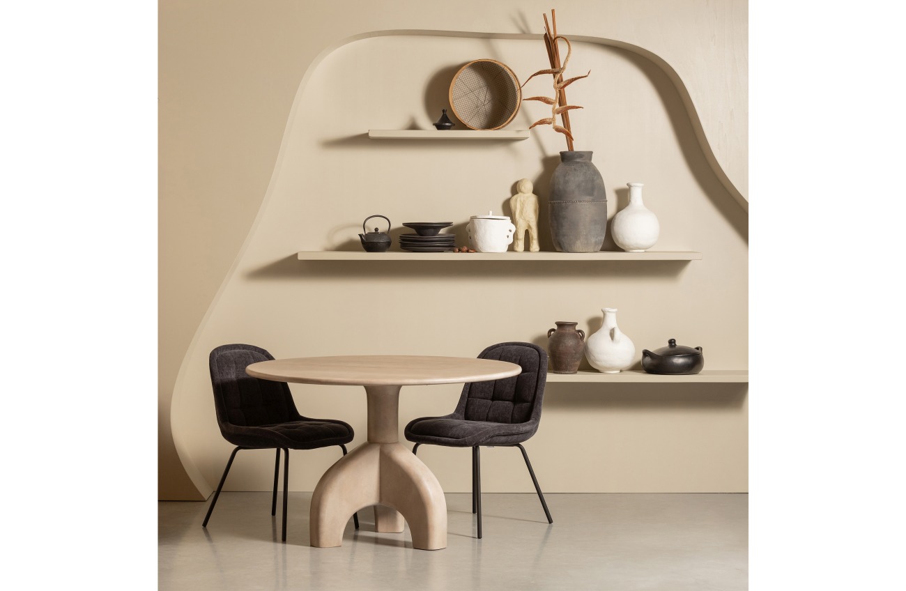 Der Esstisch Smooth überzeugt mit seinem modernen Stil. Gefertigt wurde er aus Mangoholz, welches einen natürlichen Farbton besitzt. Der Esstisch besitzt einen Durchmesser von 120 cm.