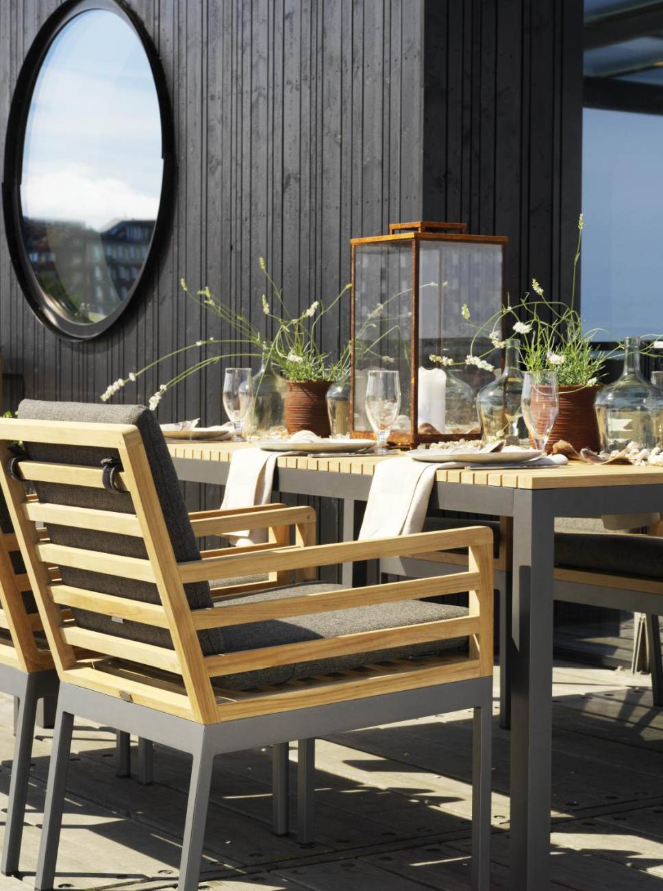 Der Gartenesstisch Zalongo überzeugt mit seinem modernen Design. Gefertigt wurde die Tischplatte aus Teakholz, welche einen natürlichen Farbton besitzt. Das Gestell ist auch aus Metall und hat eine Anthrazit Farbe. Der Tisch besitzt einen Durchmesser von 