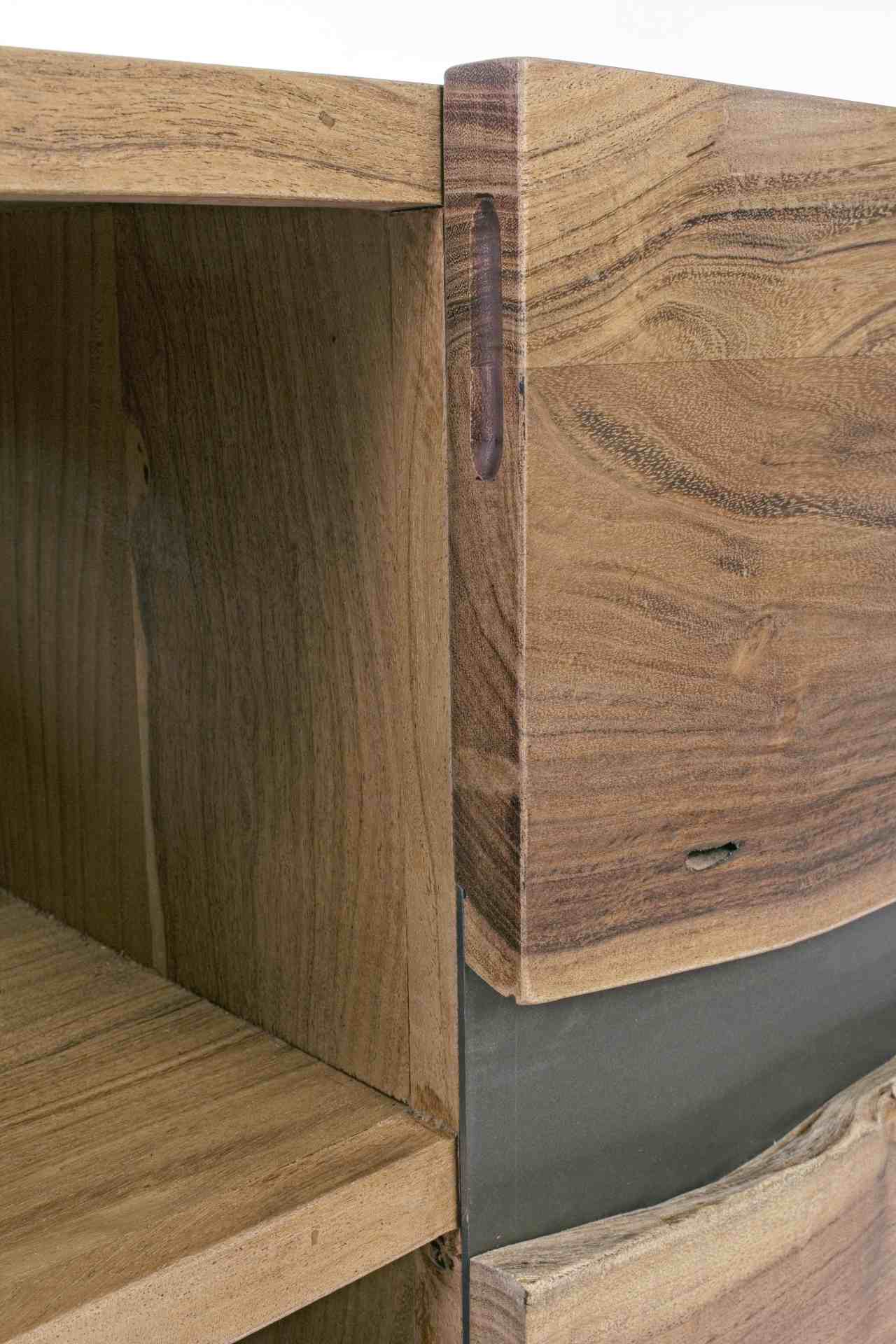 Das TV Board Aron überzeugt mit seinem modernen Design. Gefertigt wurde es aus Akazienholz, welches einen natürlichen Farbton besitzt. Das Gestell ist aus Metall und hat einen schwarze Farbe. Das TV Board verfügt über zwei Türen und zwei Fächer. Die Breit