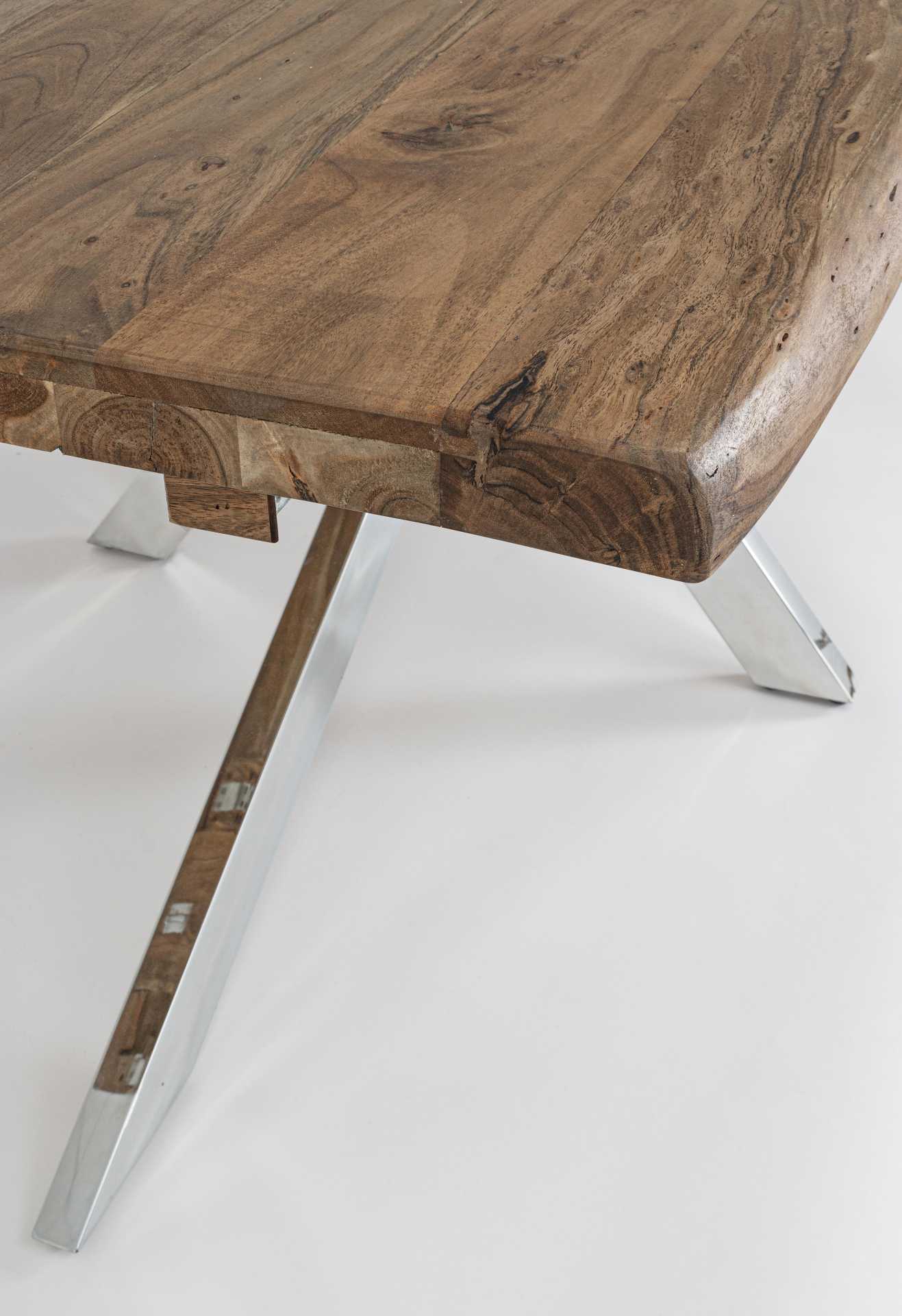 Der Esstisch Arkansas überzeugt mit seinem modernem Design. Gefertigt wurde er aus Akazienholz, welches einen natürlichen Farbton besitzt. Das Gestell ist aus Metall und hat einen silbernen Farbton. Der Tisch ist ausziehbar von einer Länge von 180 cm auf 
