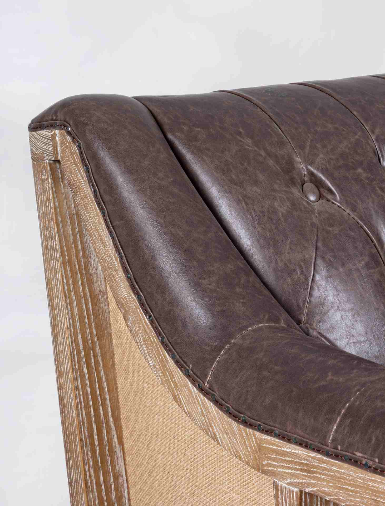 Das Sofa Raymond überzeugt mit seinem klassischen Design. Gefertigt wurde es aus Kunstleder, welches einen braunen Farbton besitzt. Das Gestell ist aus Eschenholz und hat eine natürliche Farbe. Das Sofa ist in der Ausführung als 3-Sitzer. Die Breite beträ