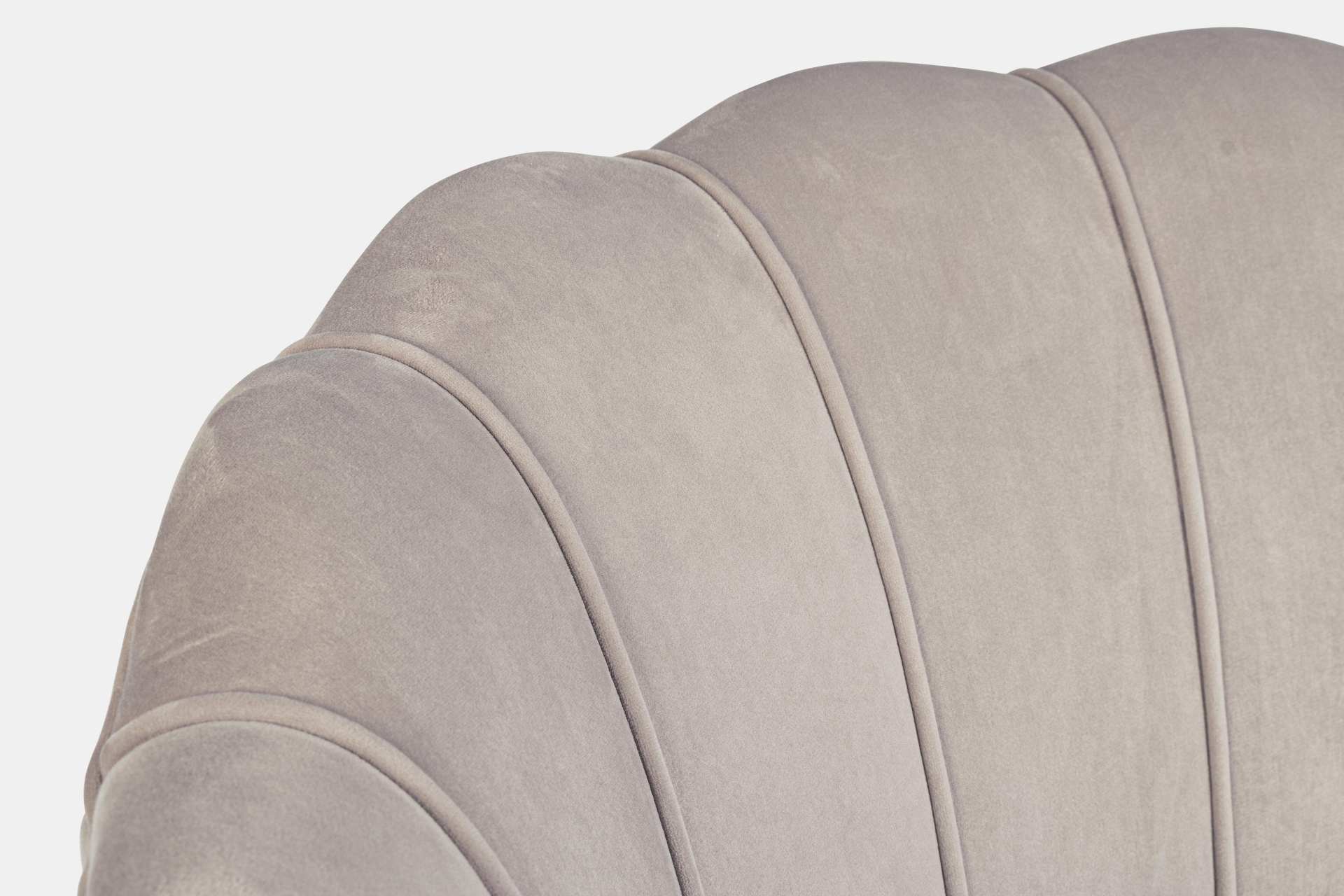 Das Sofa Giliola überzeugt mit seinem modernen Design. Gefertigt wurde es aus Stoff in Samt-Optik, welcher einen hellgrauen Farbton besitzt. Das Gestell ist aus Metall und hat eine goldene Farbe. Das Sofa ist in der Ausführung als 2-Sitzer. Die Breite bet