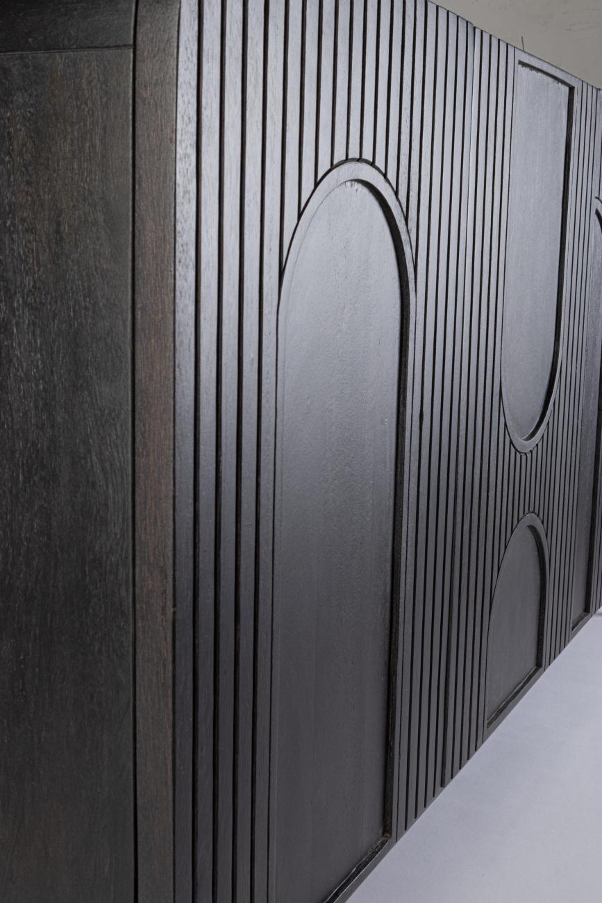 Das Sideboard Orissa überzeugt mit seinem modernen Design. Gefertigt wurde es aus Mangoholz, welches einen schwarzen Farbton besitzt. Das Gestell ist aus Metall und hat eine schwarze Farbe. Das Sideboard besitzt eine Breite von 180 cm.