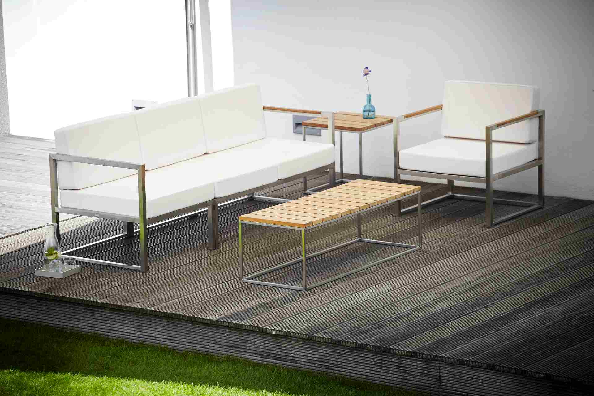Der Couchtisch Lux hat ein modernes Design, gefertigt wurde er von der Marke Jan Kurtz und ist aus Teakholz und Edelstahl. Somit ist der Tisch auch im Outdoor-Bereich einsetzbar.