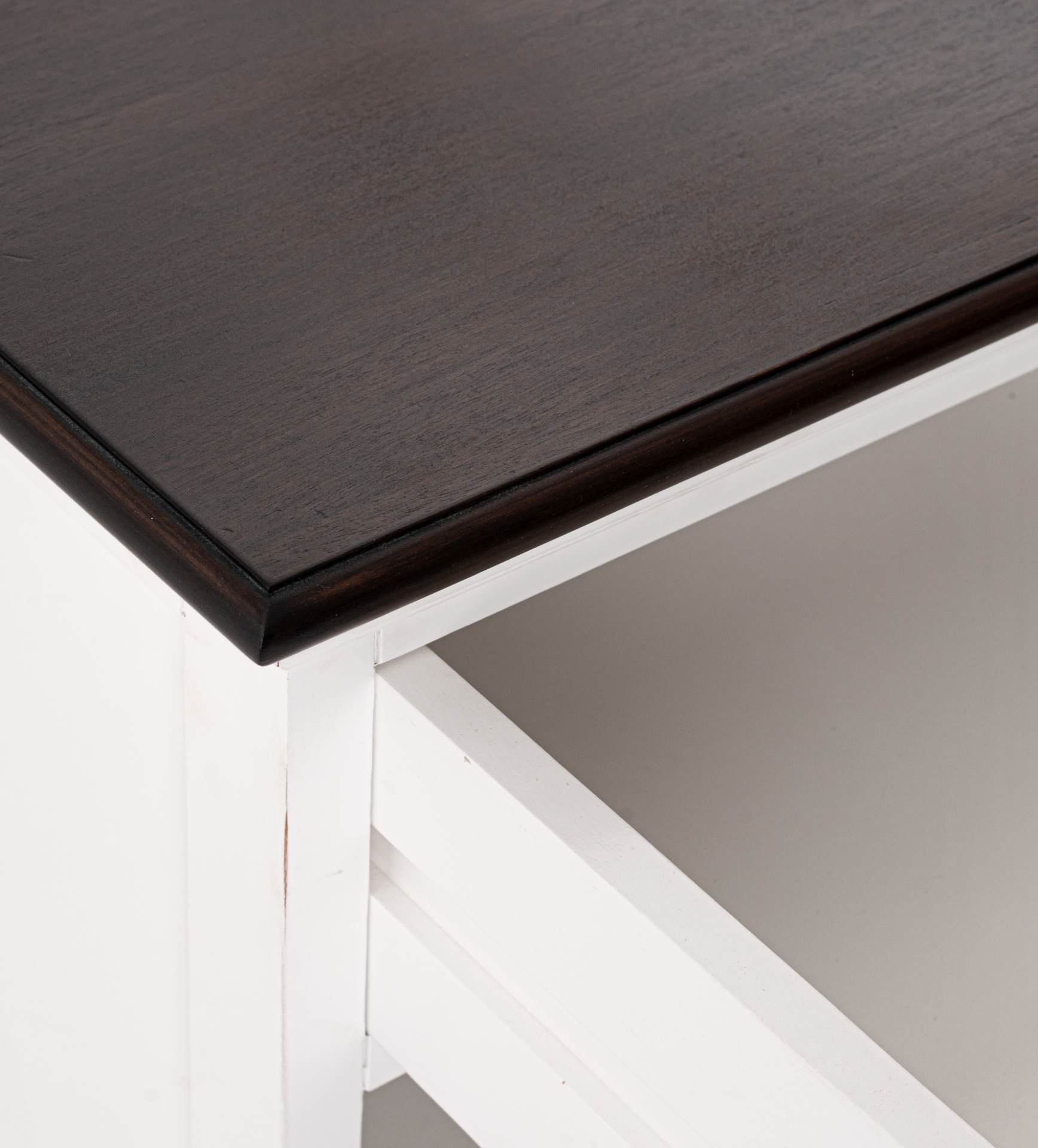 Der Nachttisch Halifax Accent überzeugt mit seinem Landhaus Stil. Gefertigt wurde er aus Mahagoni Holz, welches einen Weißen Farbton besitzt. Der Nachttisch verfügt über eine Schublade und zwei offene Fächer.