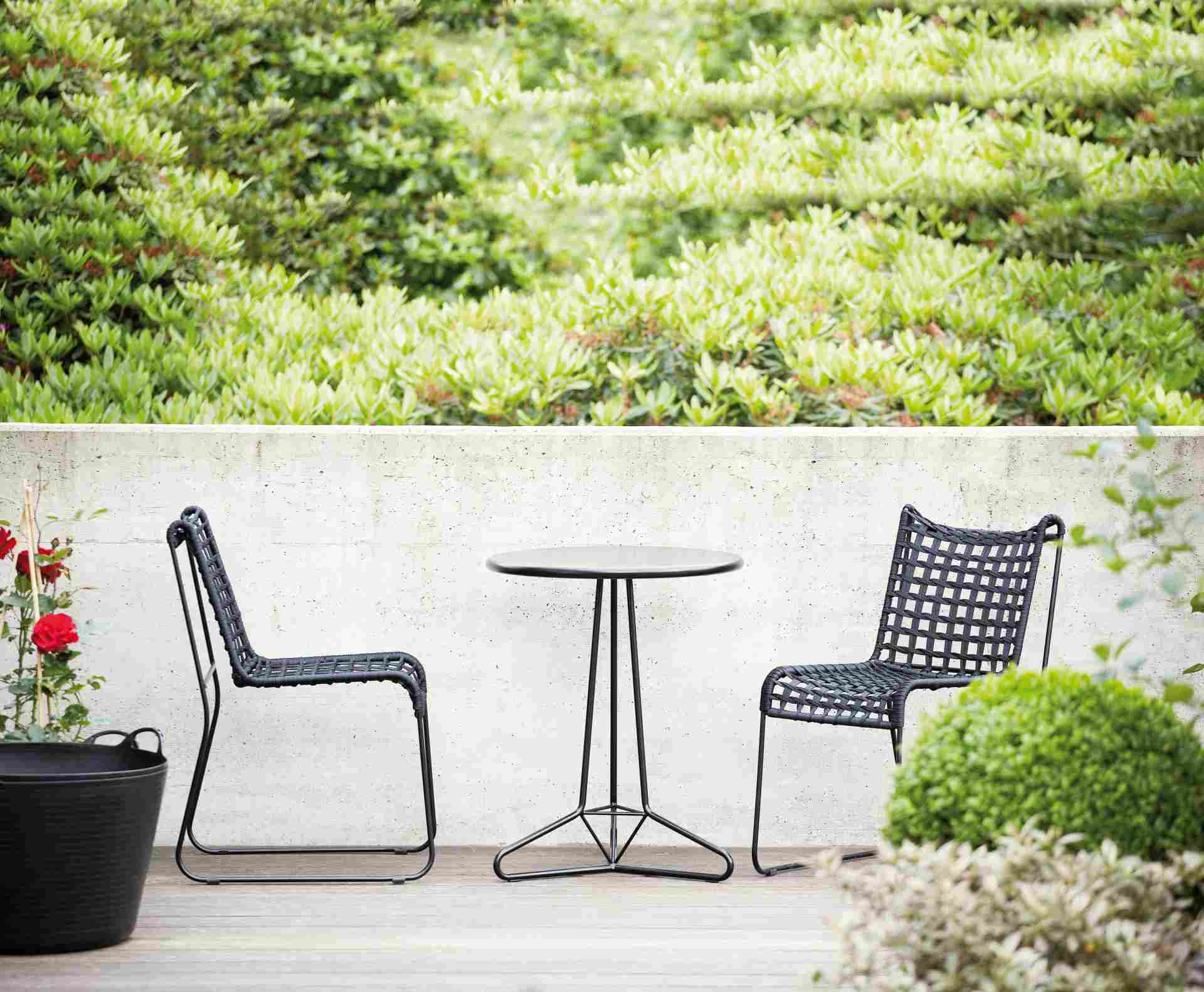 Moderner Gartenstuhl In / Out welcher aus Metall gefertigt wurde. Designet von der Marke Jan Kurtz in einem schwarzen Farbton. Outdoor geeignet.