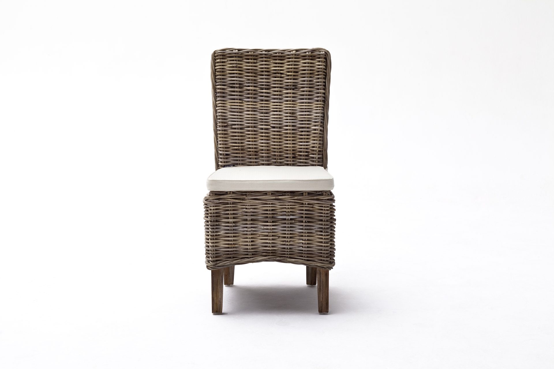 Der Esszimmerstuhl Morin überzeugt mit seinem Landhaus Stil. Gefertigt wurde er aus Kabu Rattan, welches einen natürlichen Farbton besitzt. Der Stuhl verfügt über eine Armlehne und ist im 2er-Set erhältlich. Die Sitzhöhe beträgt beträgt 47 cm.