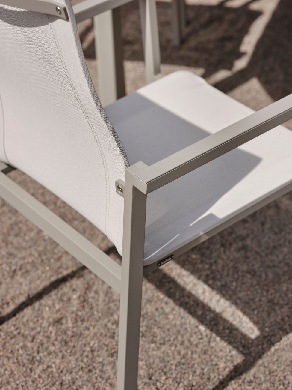 Gartenstuhl Comfy mit Armlehne, Taupe / Off-White