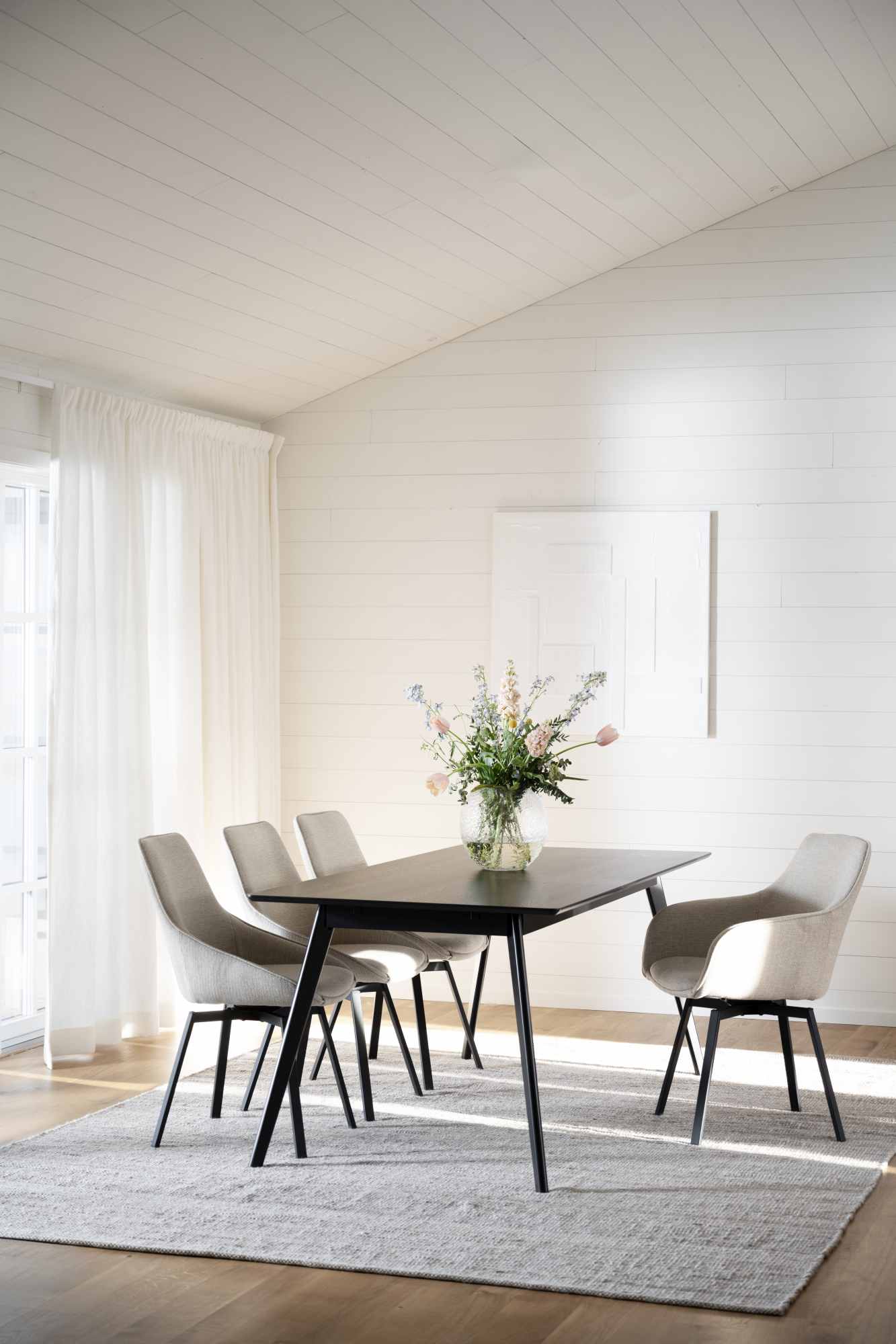 Esstisch Yumi Rechteckig 190x90cm, MDF Esche Schwarz – modernes Design trifft Komfort.