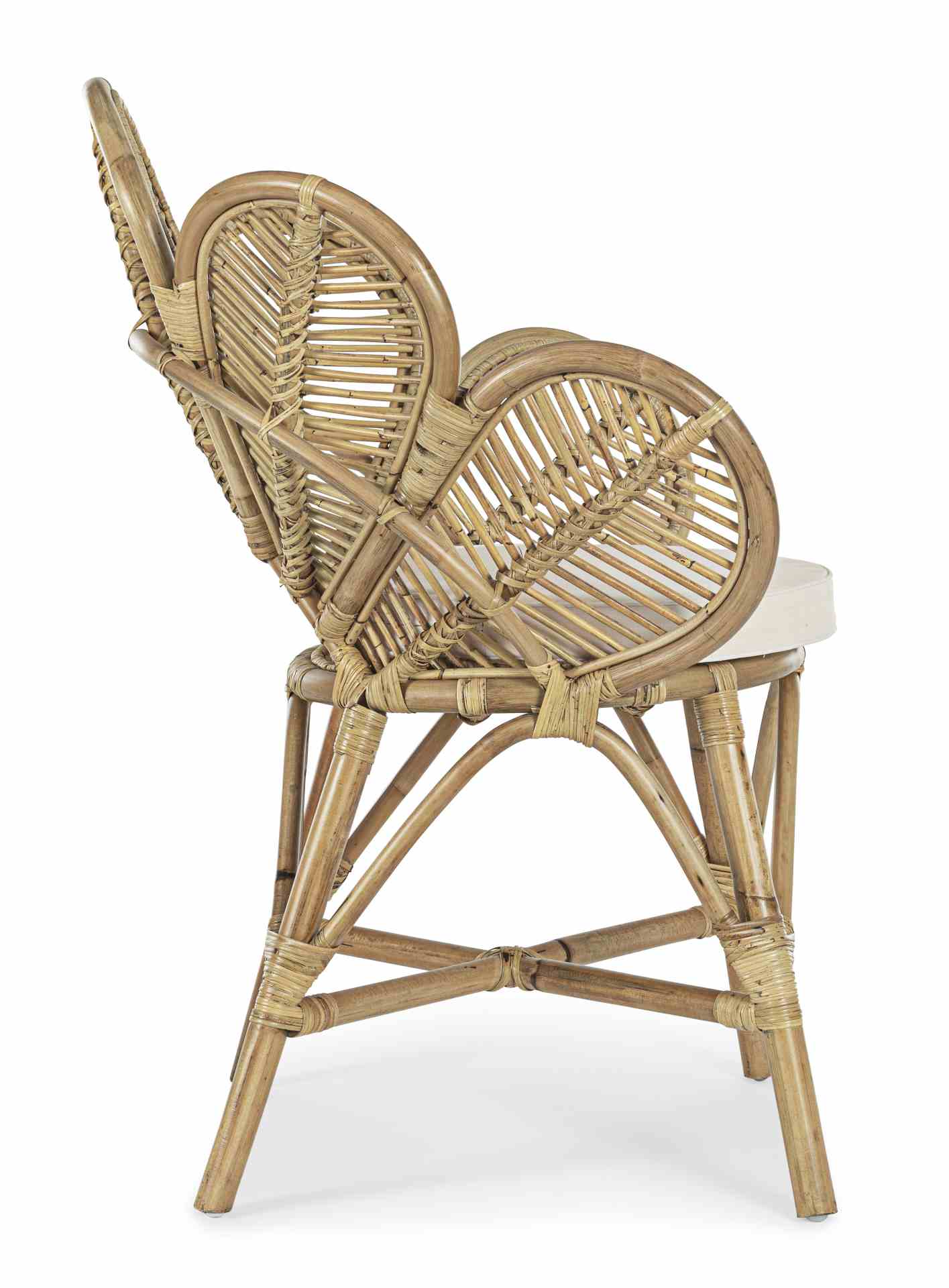 Der Stuhl Flores überzeugt mit seiner besonderen Form. Gefertigt wurde der Stuhl aus Rattan, welcher einen natürlichen Farbton besitzt. Der Stuhl wird inklusive Sitzkissen aus Baumwolle geliefert. Die Sitzhöhe des Stuhls beträgt 46 cm.