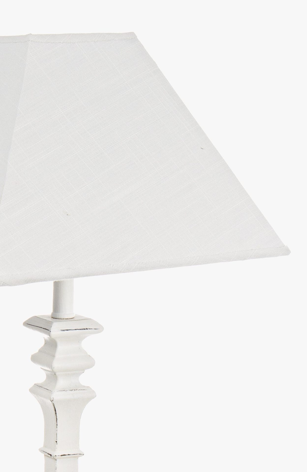 Die Tischleuchte Ajaccio überzeugt mit ihrem klassischen Design. Gefertigt wurde sie aus MDF, welches einen weißen Farbton besitzt. Der Lampenschirm ist aus Baumwolle und hat eine weiße Farbe. Die Lampe besitzt eine Höhe von 52 cm.