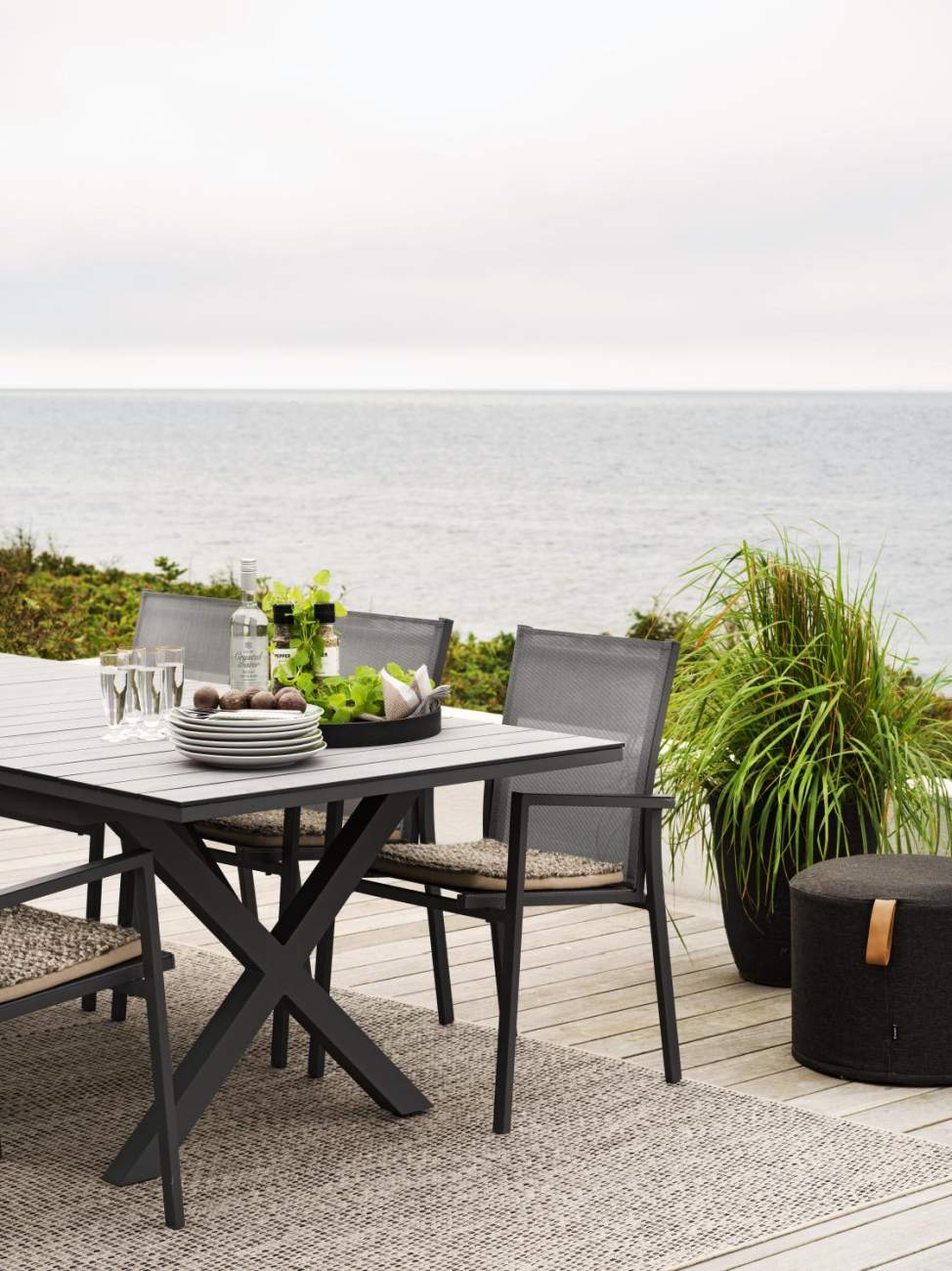 Der Gartenstuhl Avanti überzeugt mit seinem modernen Design. Gefertigt wurde er aus Textilene, welches einen schwarzen Farbton besitzt. Das Gestell ist aus Metall und hat eine schwarze Farbe. Die Sitzhöhe des Stuhls beträgt 44 cm.