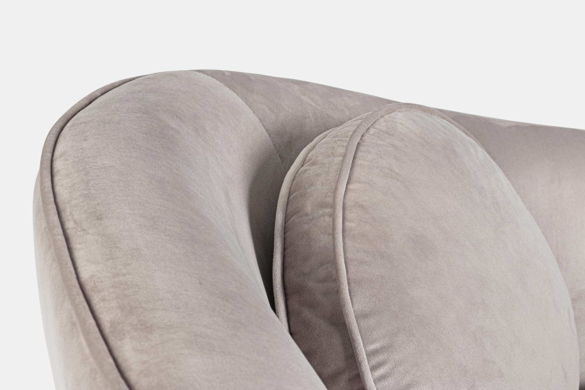 Das Sofa Candis überzeugt mit seinem modernen Design. Gefertigt wurde es aus Stoff in Samt-Optik, welcher einen hellgrauen Farbton besitzt. Das Gestell ist aus Metall und hat eine schwarze Farbe. Das Sofa ist in der Ausführung als 2-Sitzer. Die Breite bet