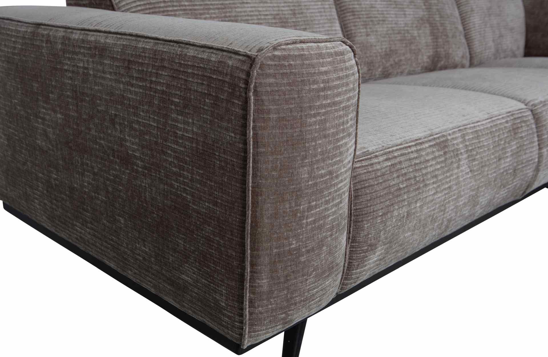 Das Ecksofa Statement überzeugt mit seinem modernen Design. Gefertigt wurde es aus gewebten Jacquard, welches einen Taupe Farbton besitzen. Das Gestell ist aus Birkenholz und hat eine schwarze Farbe. Das Sofa hat eine Breite von 274 cm.