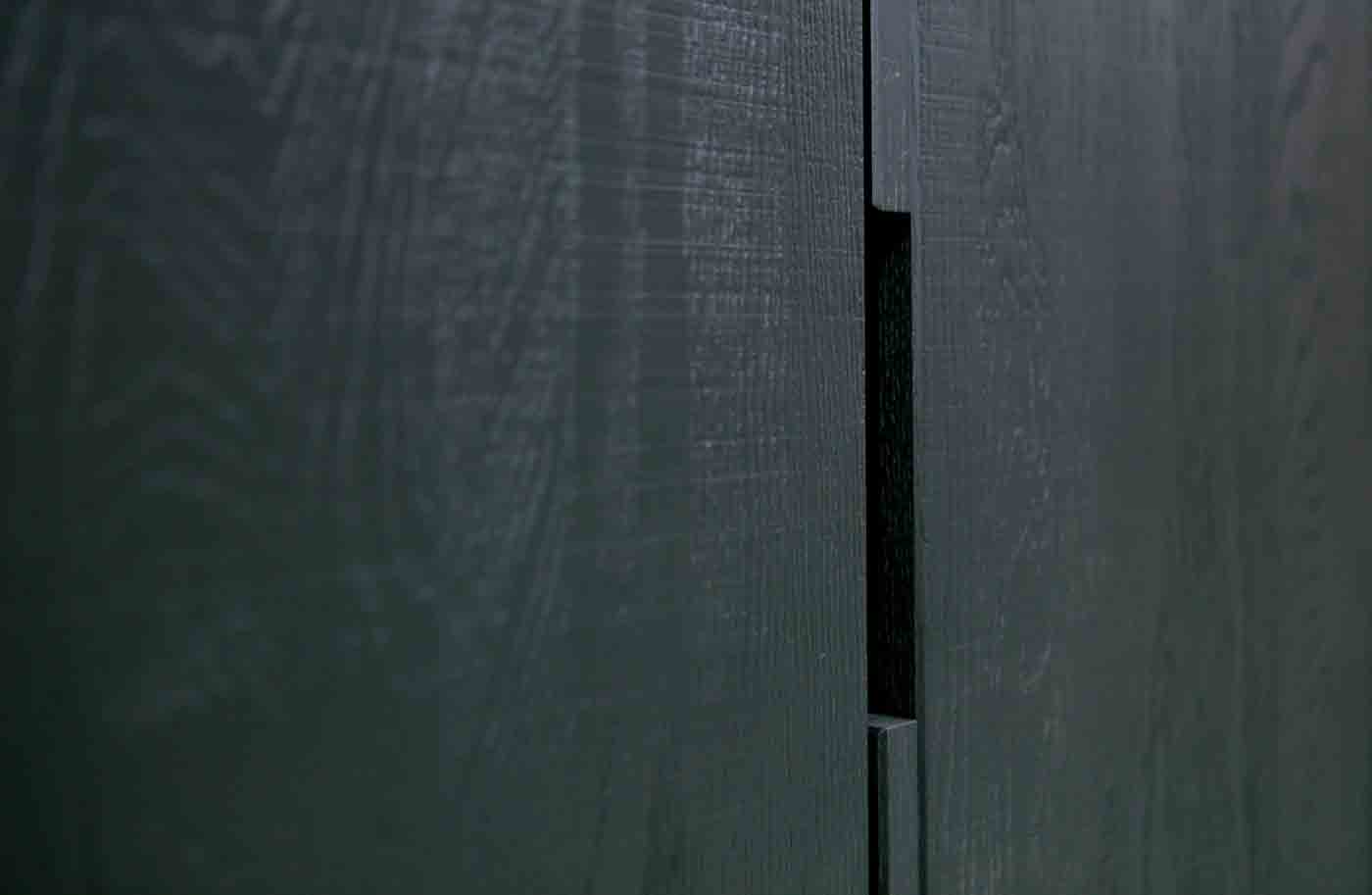 Silas Eiche Schrank in Schwarz lackiert mit Schubalde und Türen