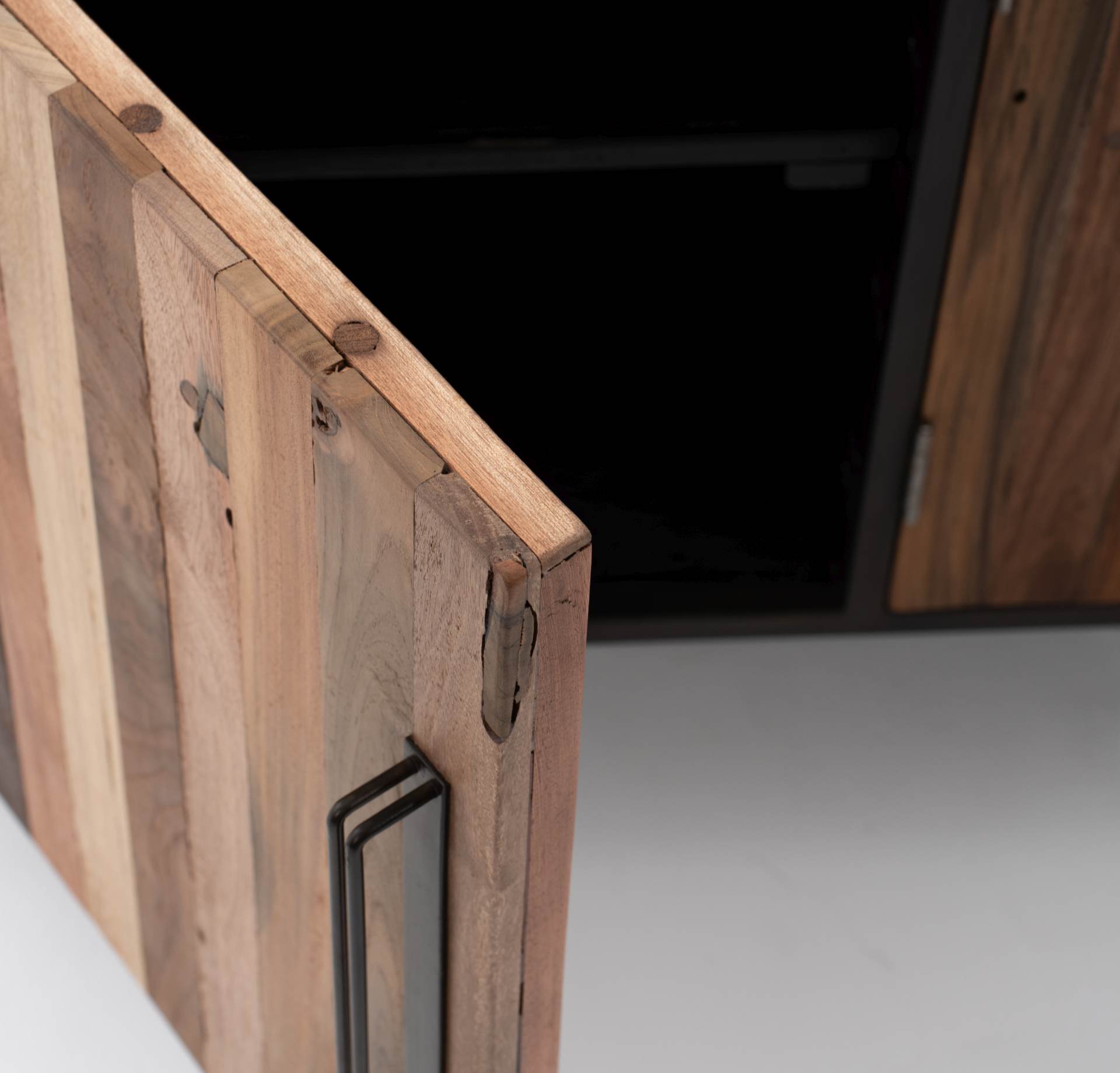 Das TV-Board Nordic überzeugt mit seinem Industriellen Design. Gefertigt wurde es aus Recyceltem Boots Holz, welches einen natürlichen Farbton besitzt. Das Gestell ist aus Metall und hat eine Anthrazit Farbe. Das TV-Board verfügt über drei Türen. Die Brei
