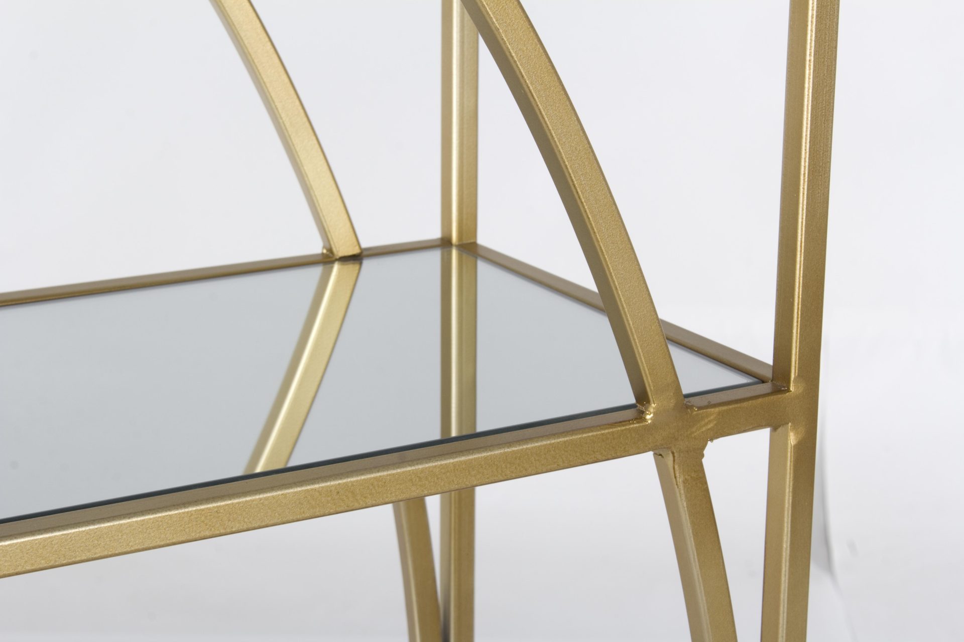 Das Regal Elenor überzeugt mit seinem klassischen Design. Gefertigt wurde es aus Glas. Das Gestell ist aus Metall und hat eine goldene Farbe. Das Regal verfügt über drei Fächer. Die Breite beträgt 56 cm.