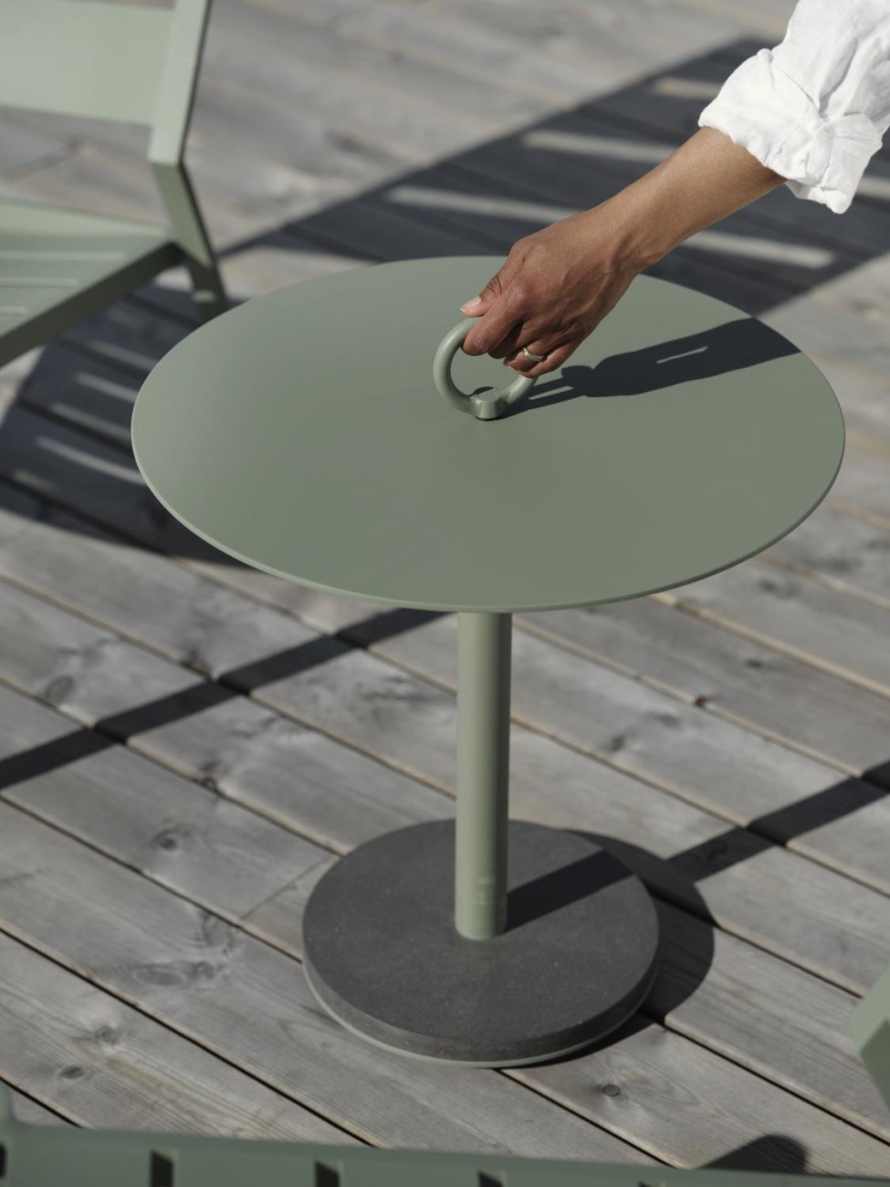 Der Gartenbeistelltisch Niobe überzeugt mit seinem modernen Design. Gefertigt wurde die Tischplatte aus Metall und hat einen grünen Farbton. Das Gestell ist auch aus Metall und hat eine grüne Farbe. Der Tisch besitzt einen Durchmesser von 50 cm.
