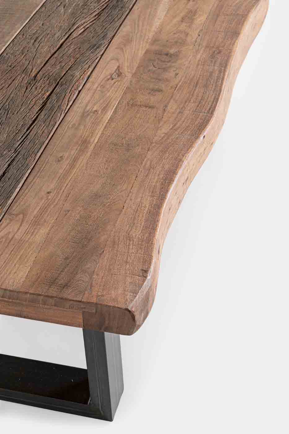 Der Beistelltisch Nottingham besitzt eine massive Tischplatte aus Akazienholz. Durch die Verwendung von Naturprodukten ist jedes Stück ein Unikat.
