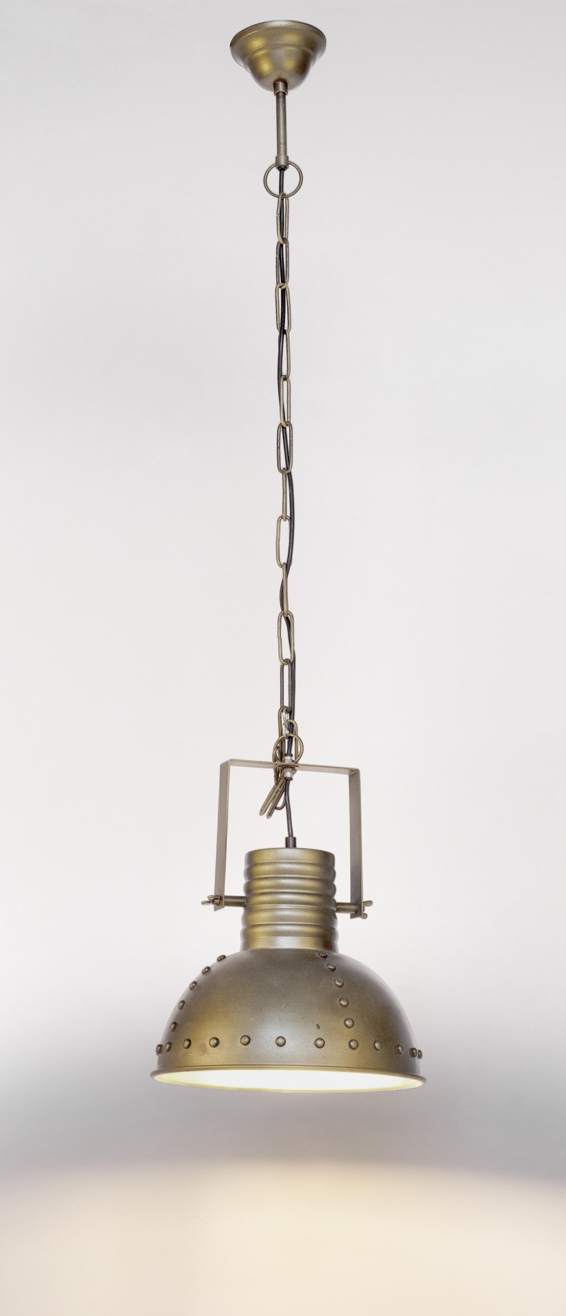 Die Hängeleuchte Arlington überzeugt mit ihrem industriellen Design. Gefertigt wurde sie aus Metall, welches einen goldenen Farbton besitzt. Die Lampenschirme sind auch aus Metall. Die Lampe besitzt eine Höhe von 168 cm.