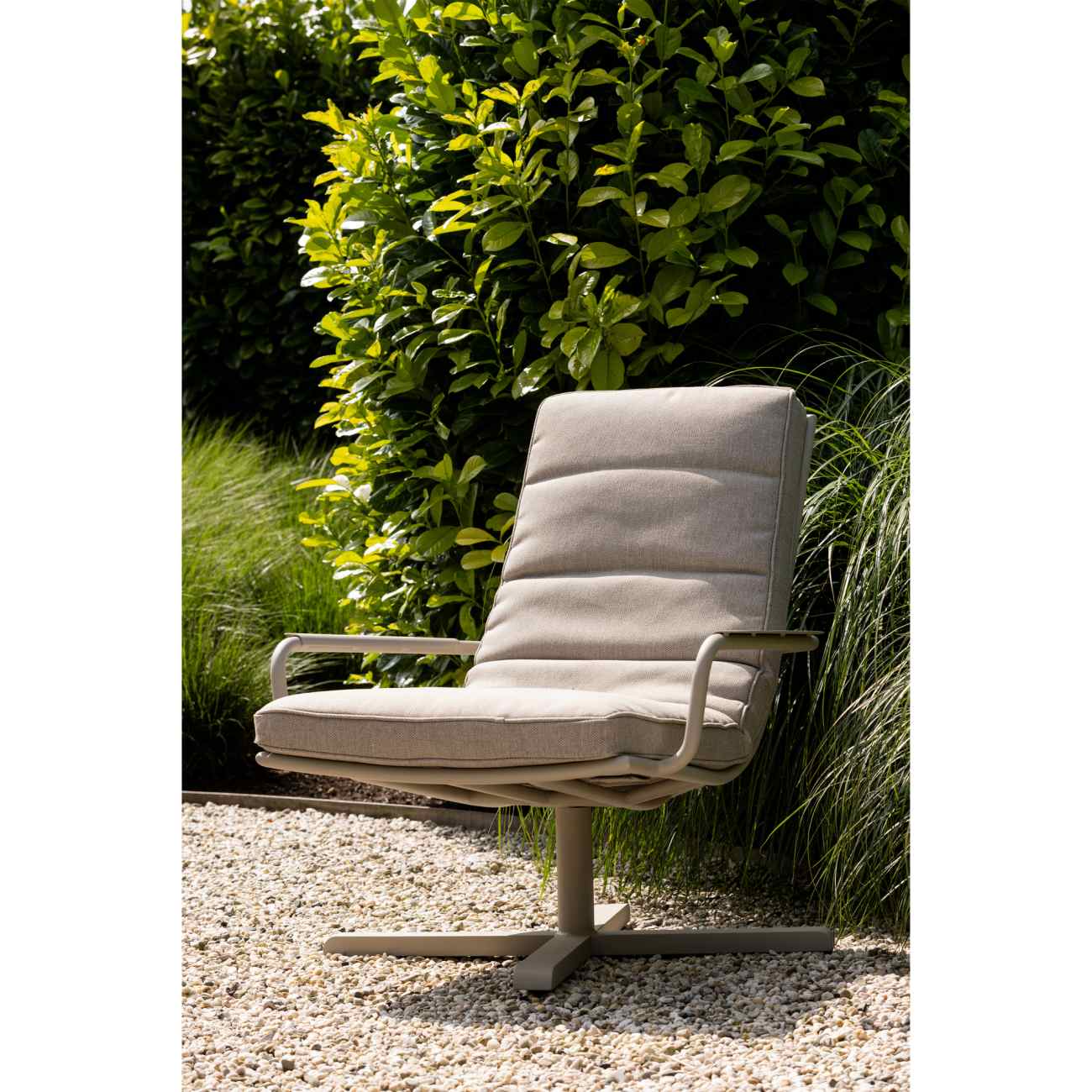 Der Gartensessel Stony überzeugt mit seinem modernen Design. Gefertigt wurde er aus Stoff, welches einen Sand Farbton besitzt. Das Gestell ist aus Aluminium und hat eine Sand Farbe. Der Sessel besitzt eine Sitzhöhe von 40 cm.