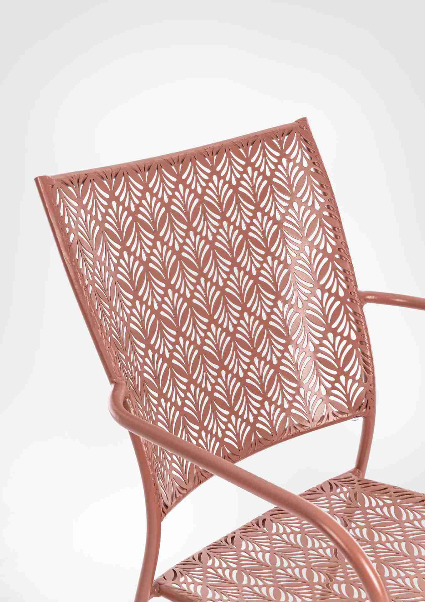 Der Gartenstuhl Lizette überzeugt mit seinem klassischen Design. Gefertigt wurde er aus Aluminium, welches einen roten Farbton besitzen. Das Gestell ist aus Aluminium und hat eine rote Farbe. Der Stuhl verfügt über eine Sitzhöhe von 45 cm und ist für den 