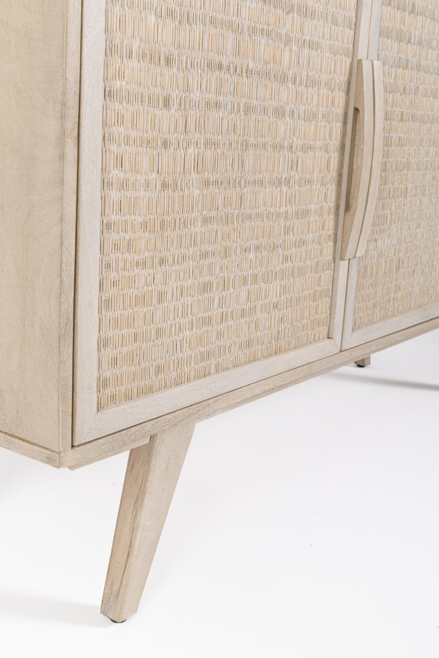 Das Sideboard Sahana überzeugt mit seinem modernen Stil. Gefertigt wurde es aus Mangoholz, welches einen natürlichen Farbton besitzt. Das Gestell ist auch aus Mangoholz. Das Sideboard verfügt über drei Türen.