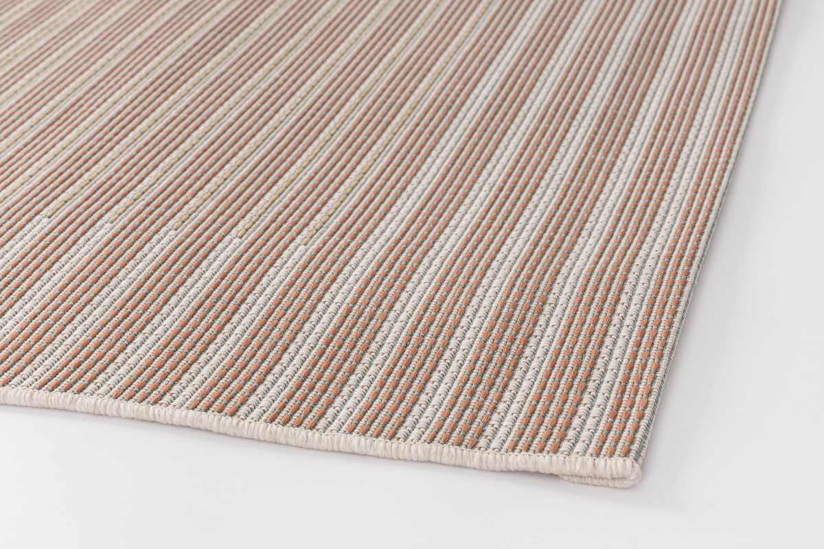 Der Outdoor Teppich Kendo überzeugt mit seinem modernen Design. Gefertigt wurde er aus Kunststofffasern, welche einen Beigen und Orangen Farbton besitzt. Der Teppich verfügt über eine Größe von 160x230 cm und ist für den Outdoor Bereich geeignet.