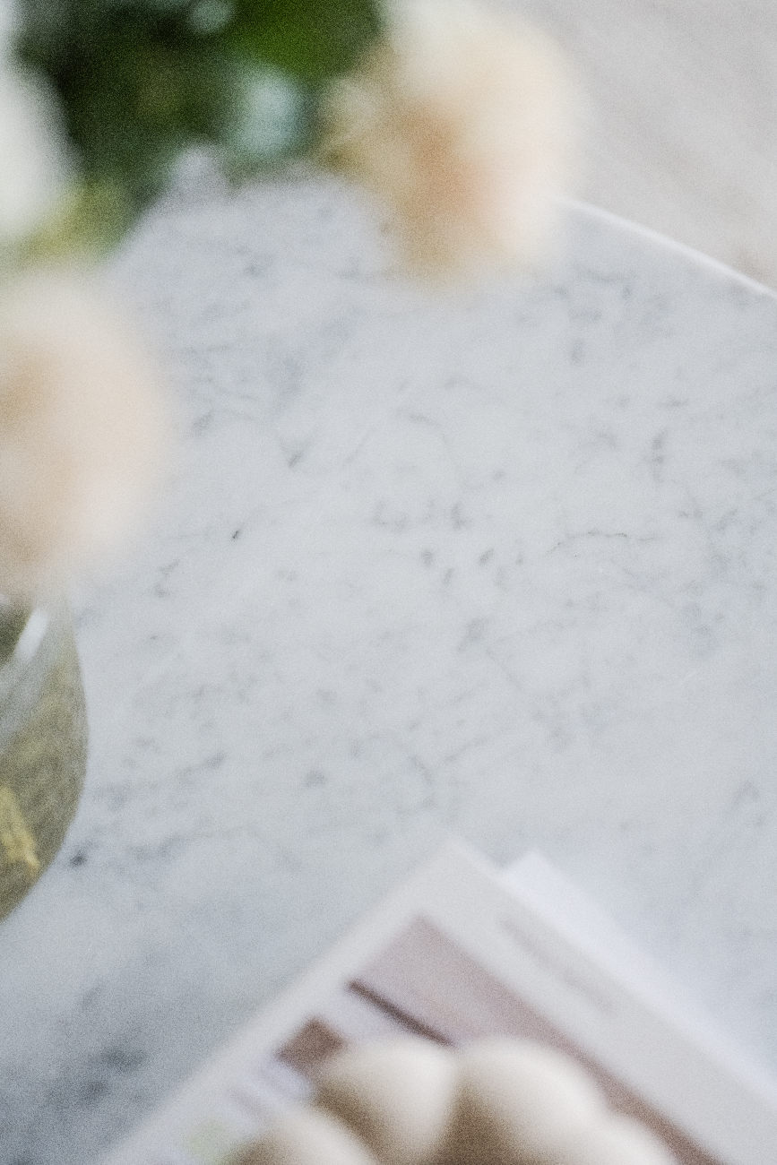 Edles Möbelstück: Couchtisch Brooksville, Marmor Rund 90cm, Weiß / Braun für stilvolle Einrichtung.