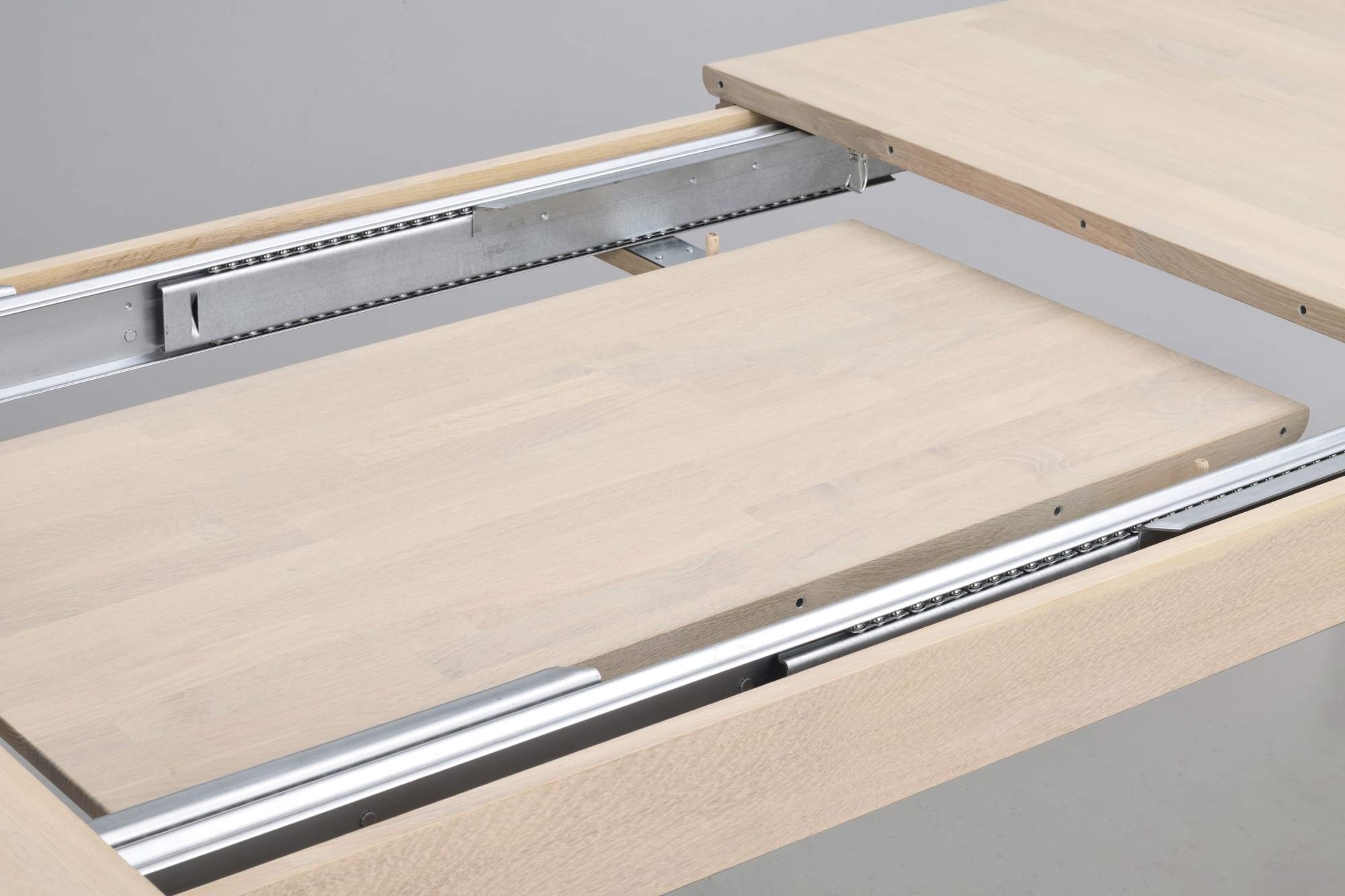 Jetzt entdecken: Esstisch Gardner 200cm, Eiche Weiß pigmentiert mit hochwertiger Verarbeitung.