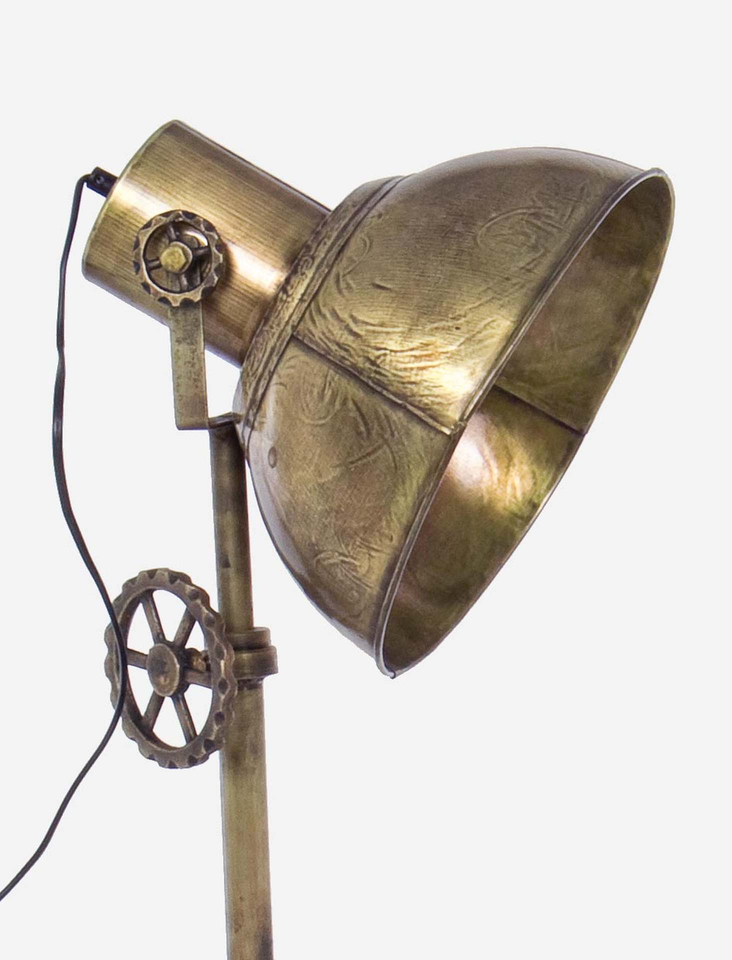 Die Stehleuchte Zurine überzeugt mit ihrem industriellen Design. Gefertigt wurde sie aus Metall, welches einen goldenen Farbton besitzt. Der Lampenschirm ist auch aus Metall und hat eine goldene Farbe. Die Lampe besitzt eine Höhe von 132 cm.
