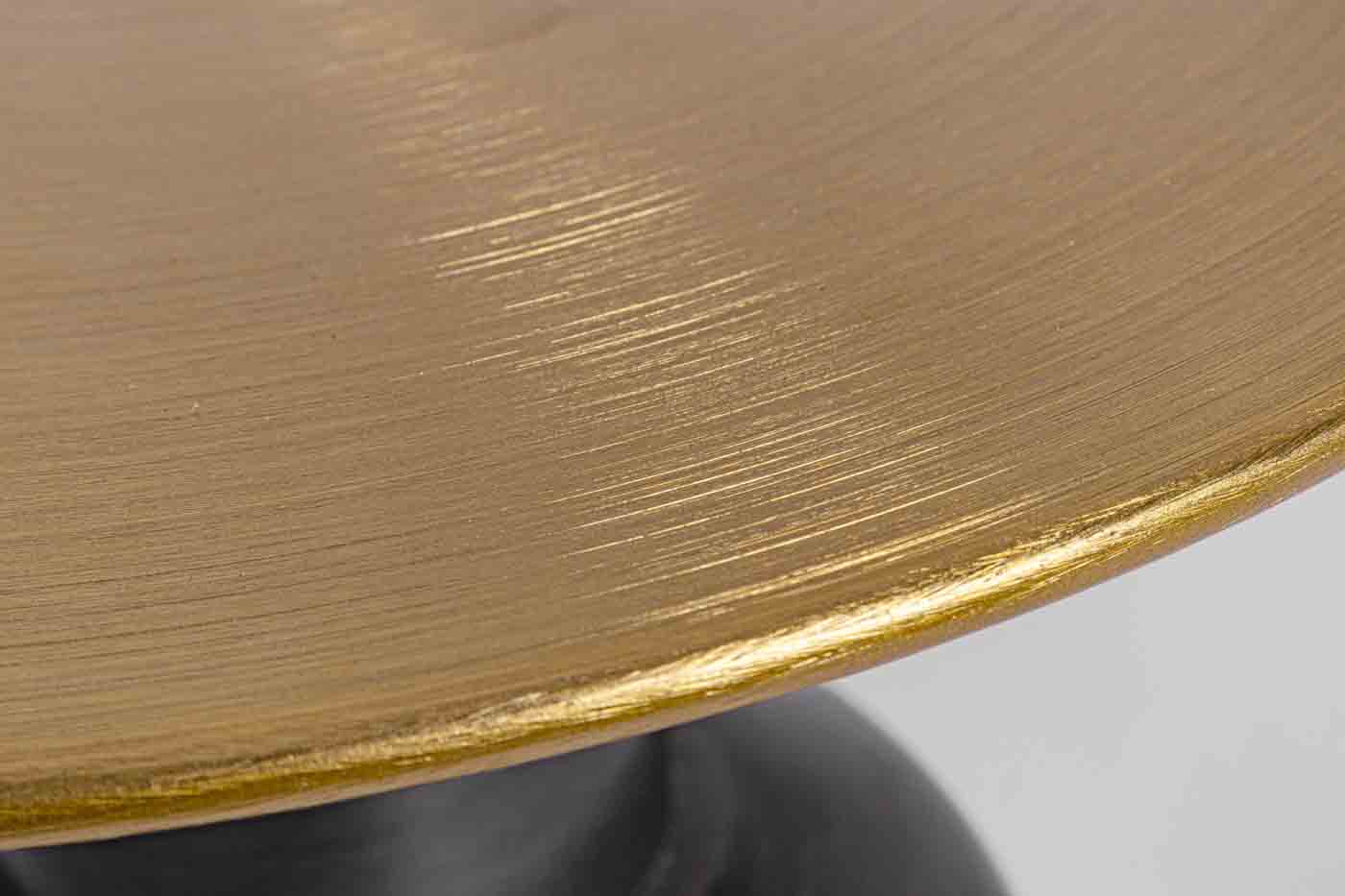 Das Gestell des Beistelltisches Alopa wurde aus Metall gefertigt, welches eine Feinbearbeitung aus Messing erhalten hat. Die Tischplatte ist vergoldet und unterstreicht das moderne Design des Tisches.