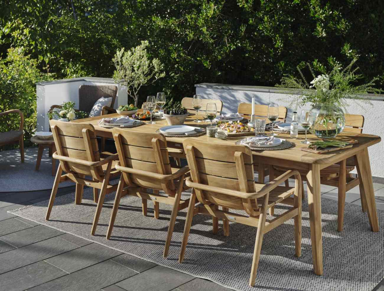 Der Gartenesstisch Lilja überzeugt mit seinem modernen Design. Gefertigt wurde die Tischplatte aus Teakholz und hat eine natürliche Farbe. Das Gestell ist auch aus Teakholz und hat eine natürliche Farbe. Der Tisch besitzt eine Länge von 240 cm.