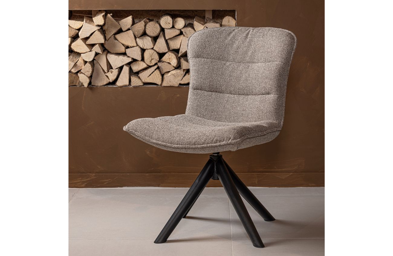 Der Esszimmerstuhl Nika  überzeugt mit seinem modernen Stil. Gefertigt wurde er aus Stoff, welches einen Taupe Farbton besitzt. Das Gestell ist aus Metall und hat eine schwarze Farbe. Der Stuhl besitzt eine Sitzhöhe von 49 cm und ist drehbar.