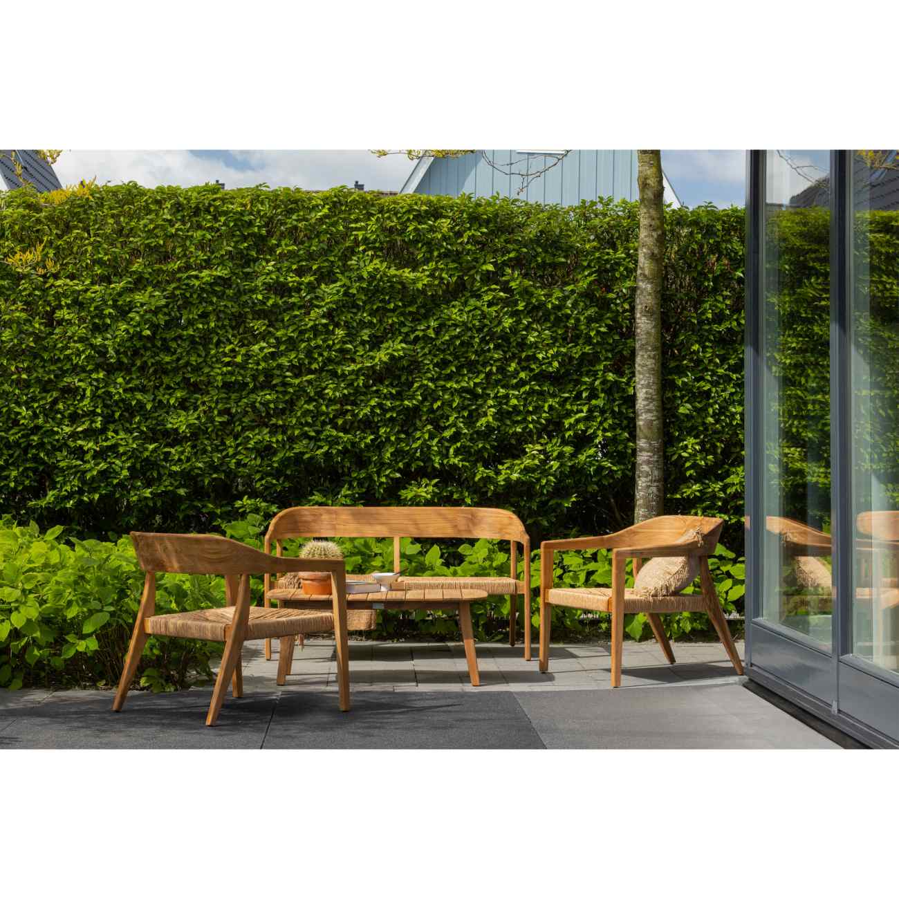 Der Gartensessel Chena überzeugt mit seinem modernen Design. Gefertigt wurde er aus Geflecht, welches einen natürlichen Farbton besitzt. Das Gestell ist aus Teakholz und hat eine natürliche Farbe. Der Sessel besitzt eine Sitzhöhe von 34 cm.
