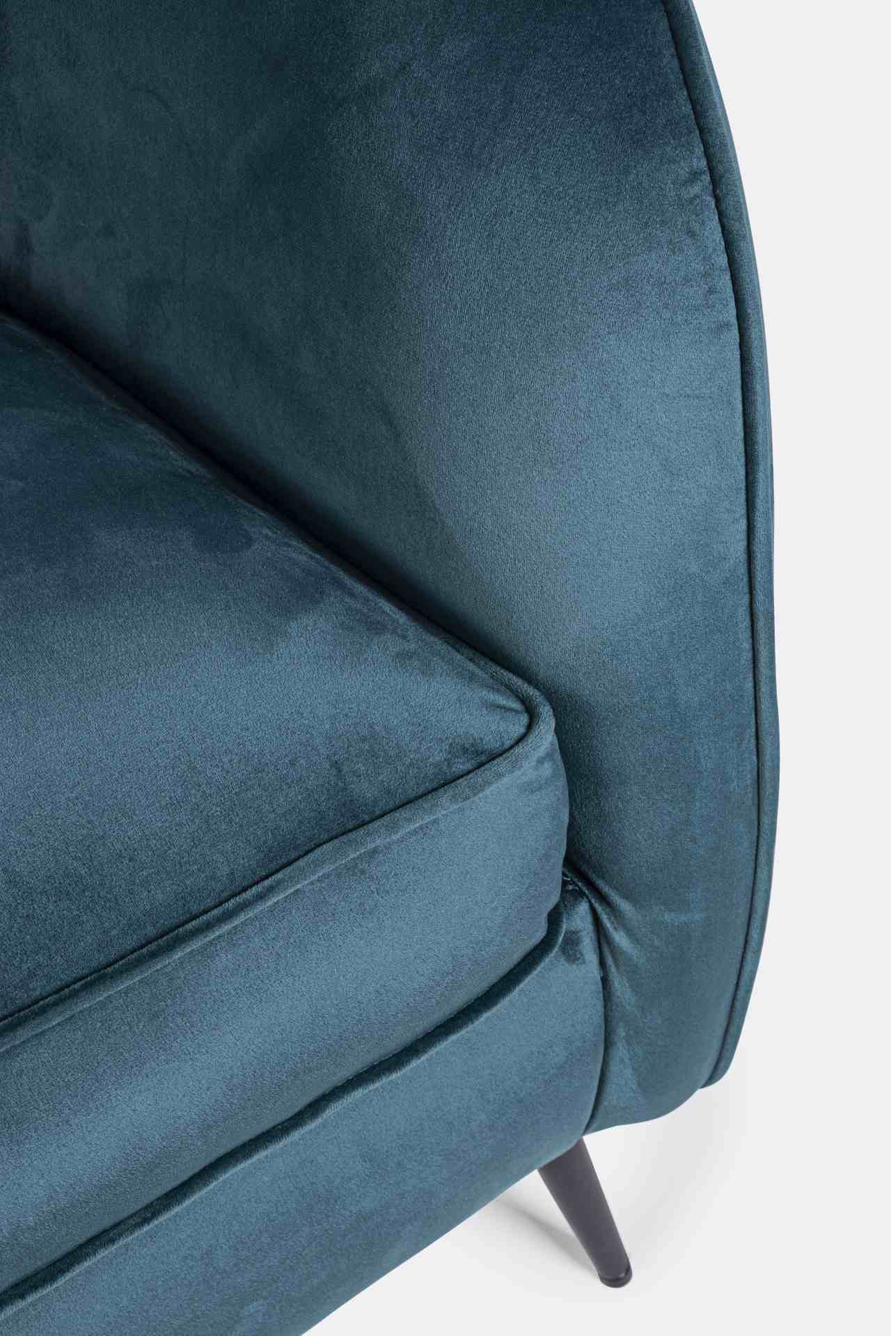 Das Sofa Candis überzeugt mit seinem modernen Design. Gefertigt wurde es aus Stoff in Samt-Optik, welcher einen blauen Farbton besitzt. Das Gestell ist aus Metall und hat eine schwarze Farbe. Das Sofa ist in der Ausführung als 2-Sitzer. Die Breite beträgt