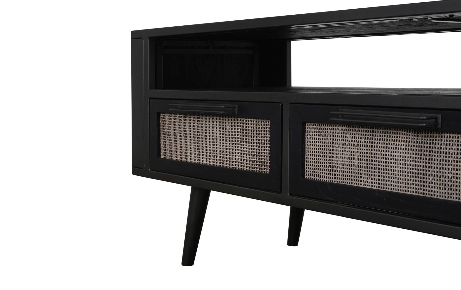 Das TV-Board Nordic Mindi Rattan überzeugt mit seinem Industriellen Design. Gefertigt wurde es aus Rattan und Mindi Holz, welches einen schwarzen Farbton besitzt. Das Gestell ist aus Metall und hat eine schwarze Farbe. Das TV-Board verfügt über drei Schub