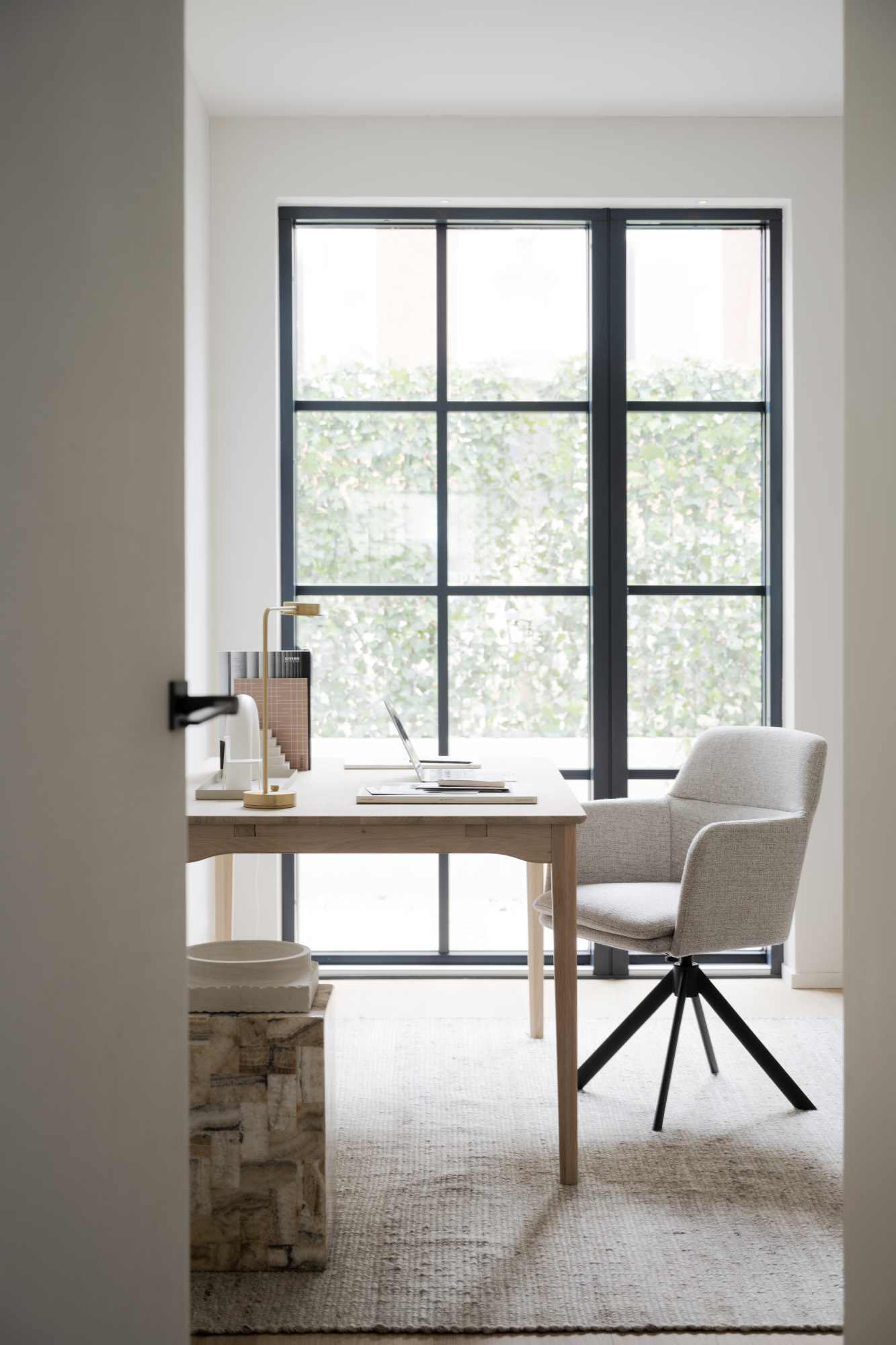Stuhl Gladstone 2er Set mit Armlehnen, drehbar, Hellbeige – modernes Design trifft Komfort.