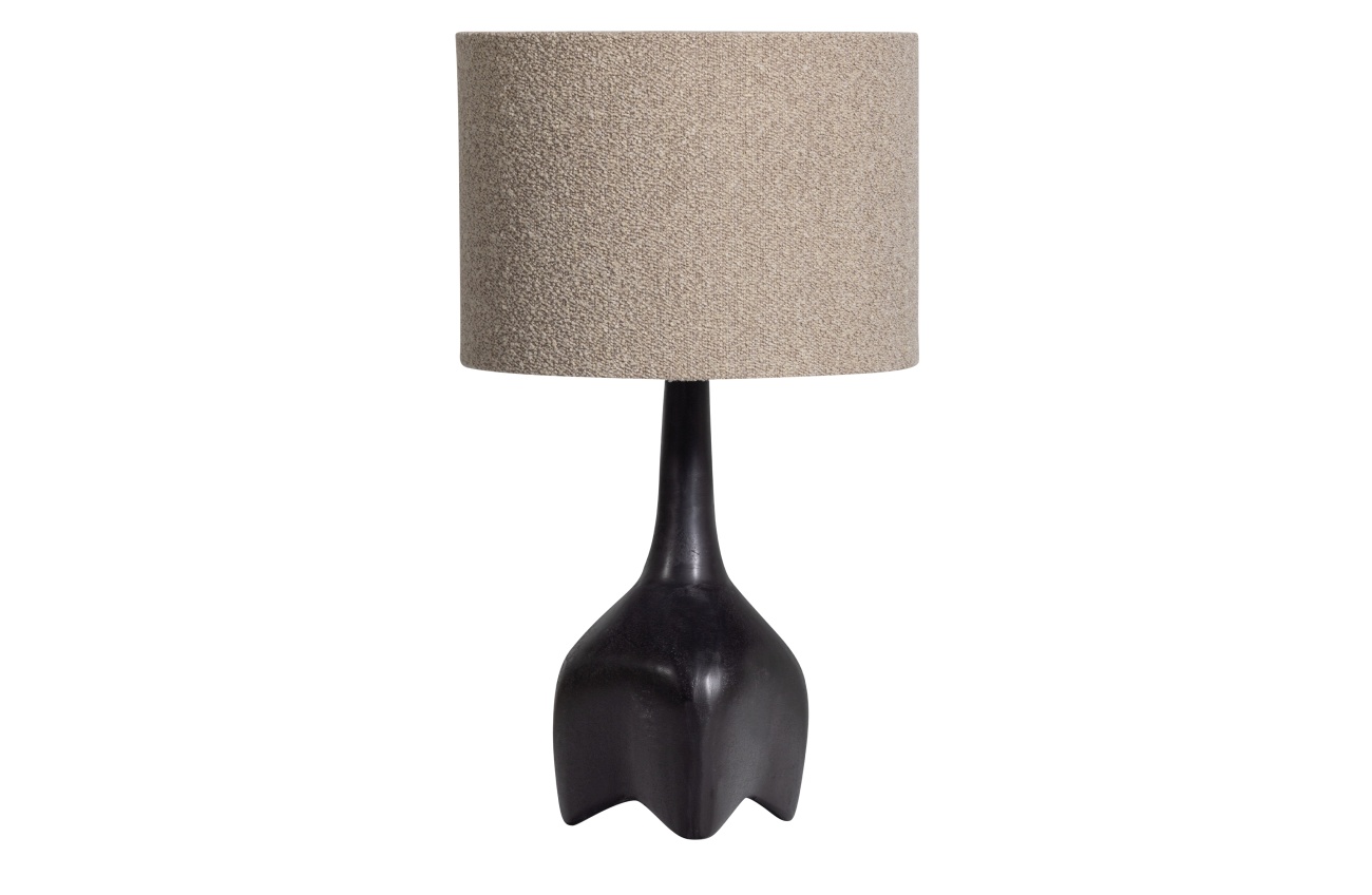 Die Tischleuchte Foss überzeugt mit ihrem modernen Design. Gefertigt wurde sie aus Aluminium, welches einen schwarzen Farbton besitzt. Der Lampenschirm ist aus Boucle-Stoff und hat eine Sand Farbe. Die Lampe besitzt einen Durchmesser von 35 cm.