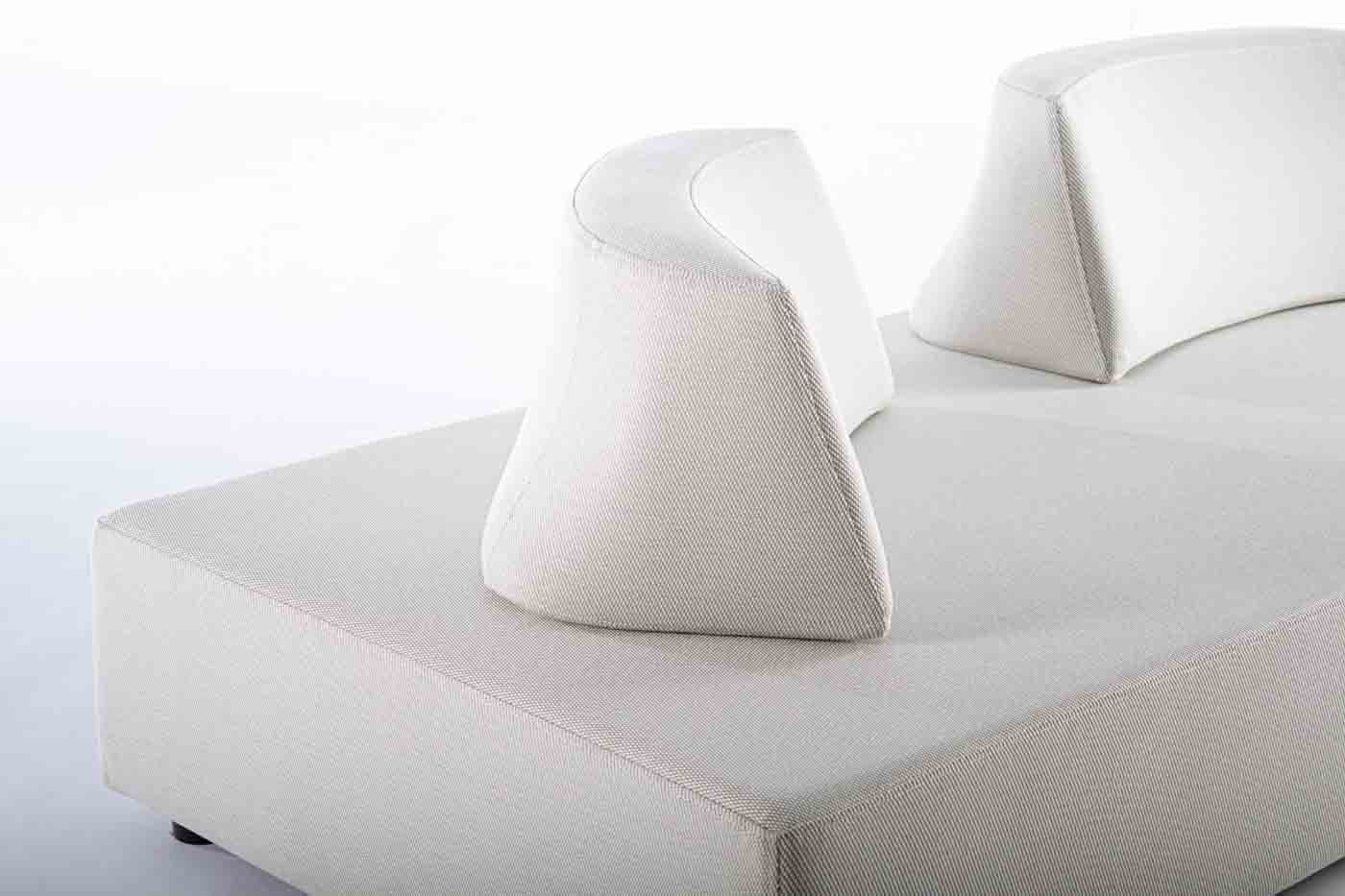 Modernes Sofa Piper mit verstellbaren Rückenlehnen und passenden Kissen